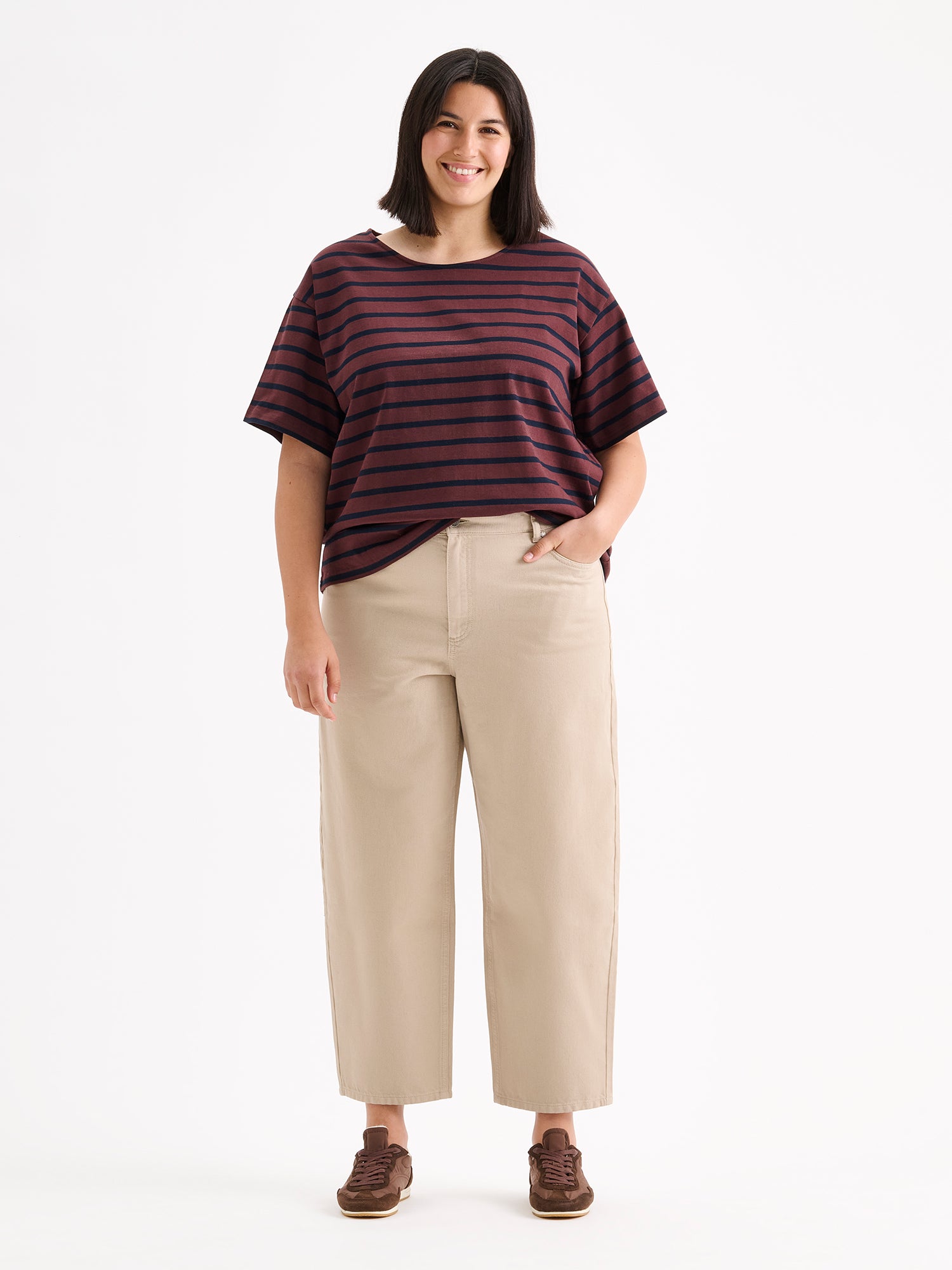 Nanso timeless brown striped short-sleeved Breton T-shirt, on a model with beige barrel leg jeans.