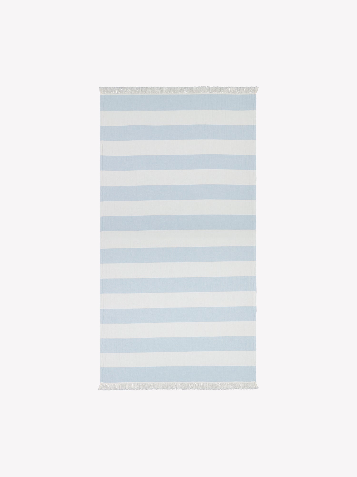 Timeless striped elegance meets everyday practicality with this lightweight Amalfi bath towel in light blue. Product picture.