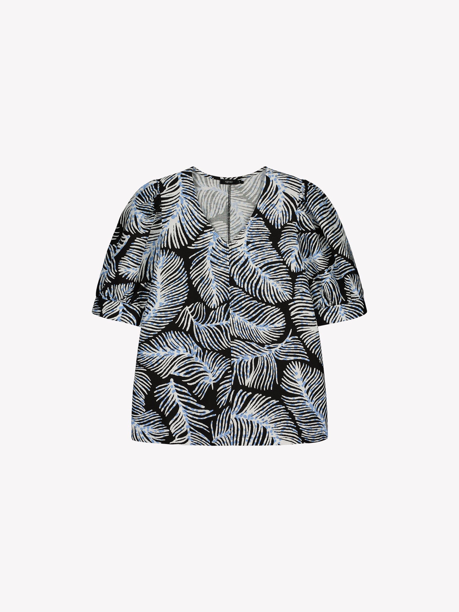 Nanso women's patterned Hilde blouse captivates with its elegant graphic and delicate pattern, flattering V-neckline and puff-sleeves. Product picture.