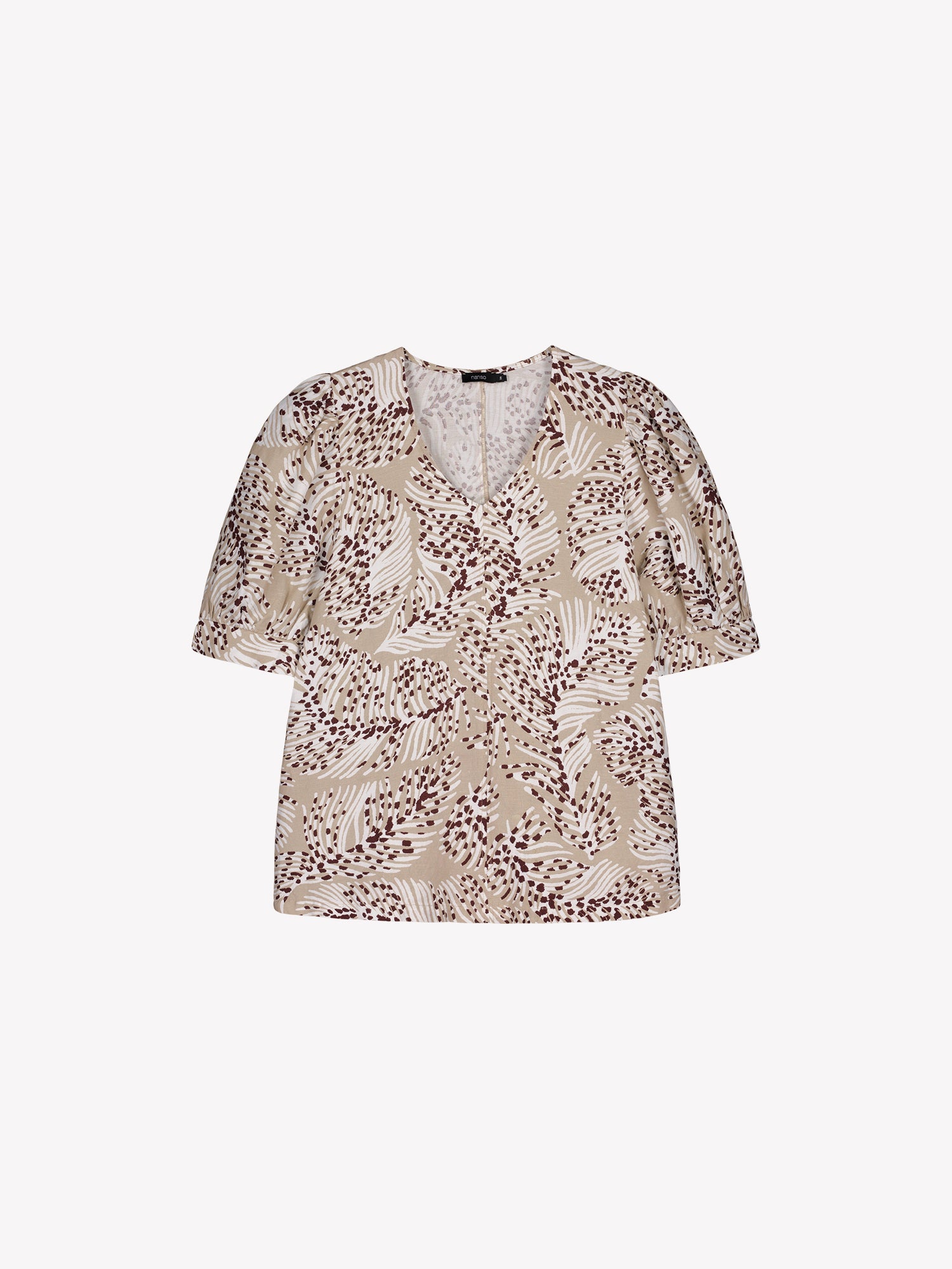 Nanso women's patterned Hilde blouse captivates with its elegant graphic and delicate pattern, flattering V-neckline and puff-sleeves. Product picture