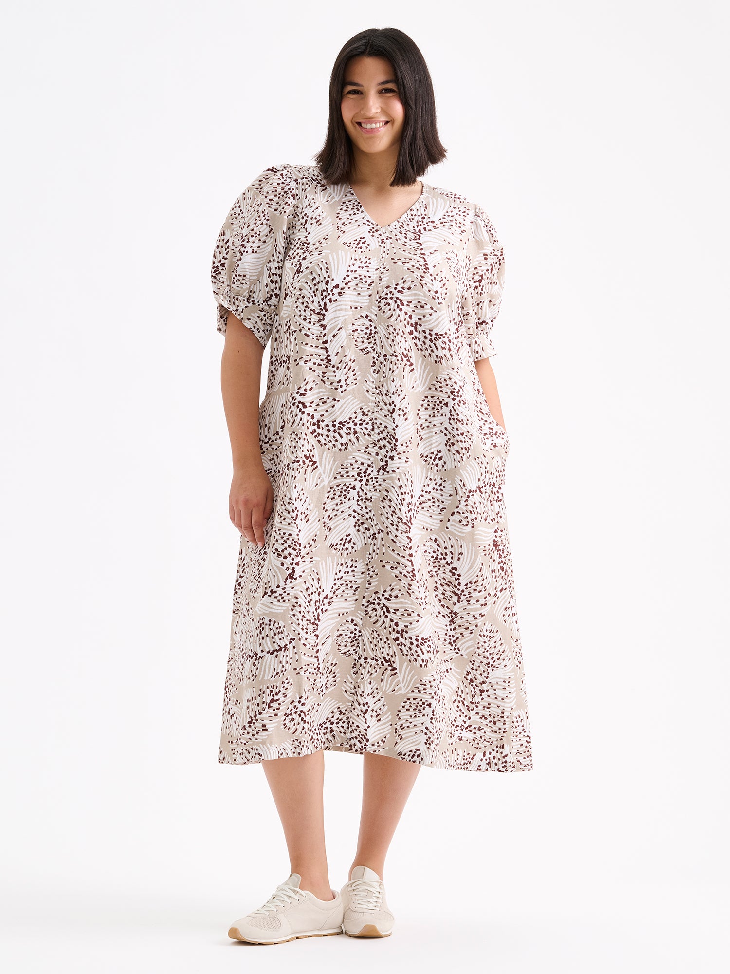 Nanso women's midi Hilde dress in a stylish and delicate beige print on a model with sneakers