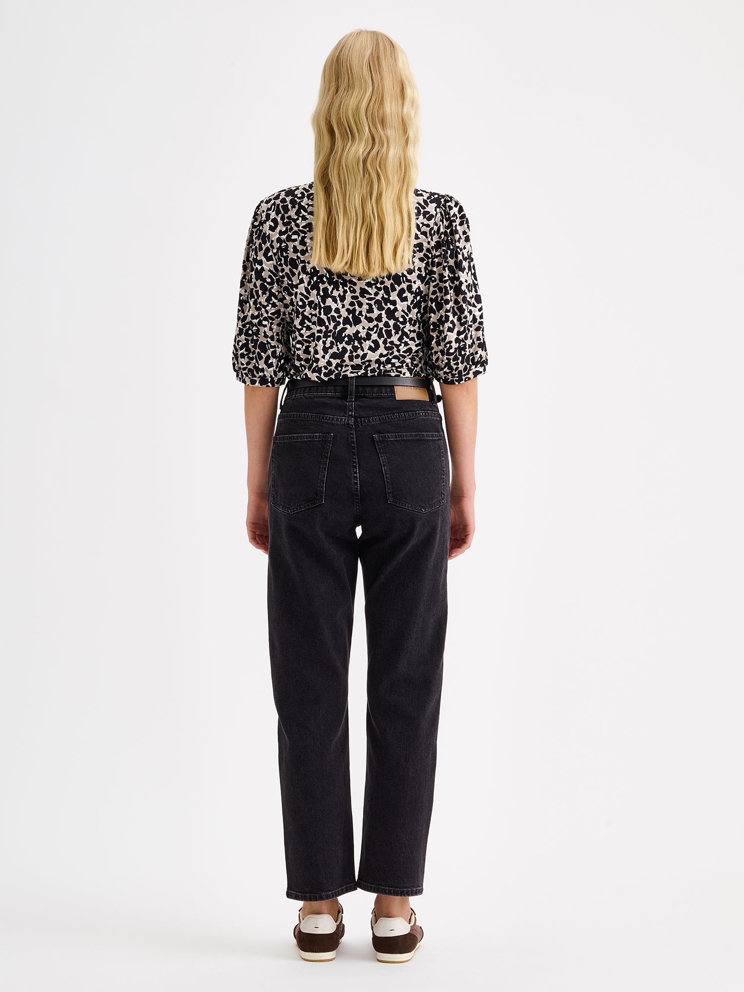 Nanso women's comfortable patterned Ebba jersey blouse on a model with black jeans, pictured from the backside