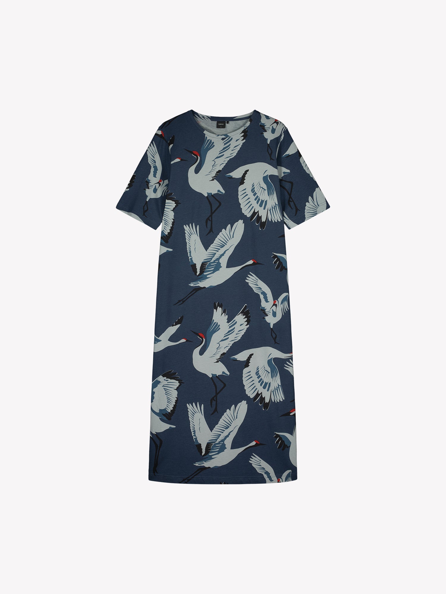 Nanso women's long straight-cut Kurki nightgown captivates with its striking blue-toned pattern. This soft and comfortable classic is perfect for relaxed evenings at home. In a product picture