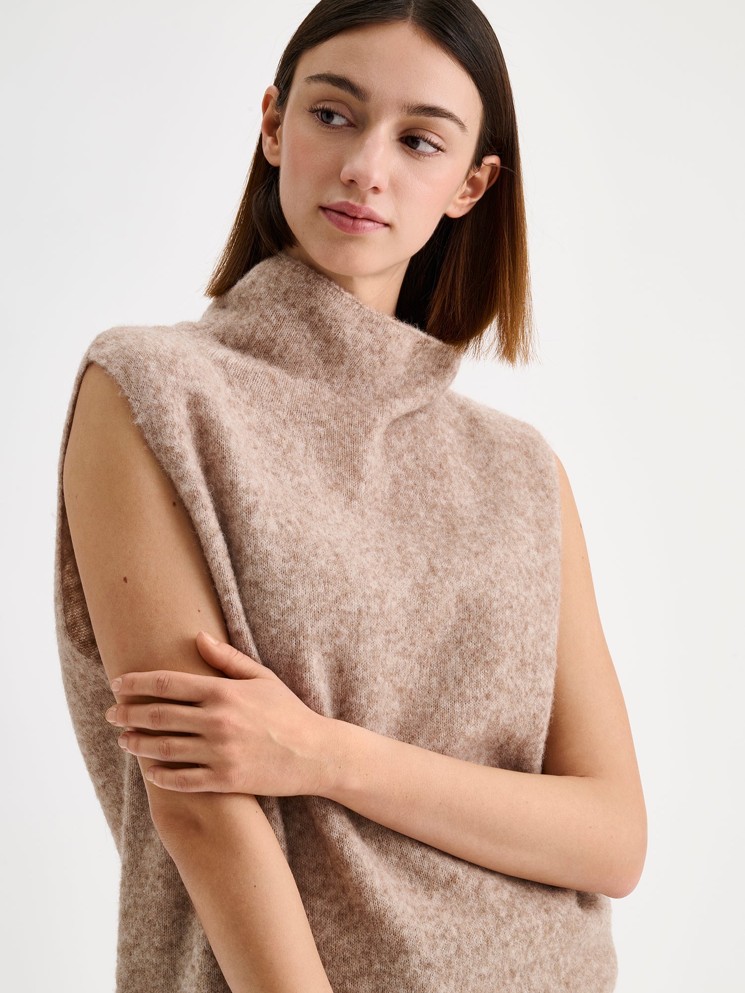 Nanso women's relaxed and wonderfully lightweight Alina knit vest with a high neckline on a brunette model | S - 173cm