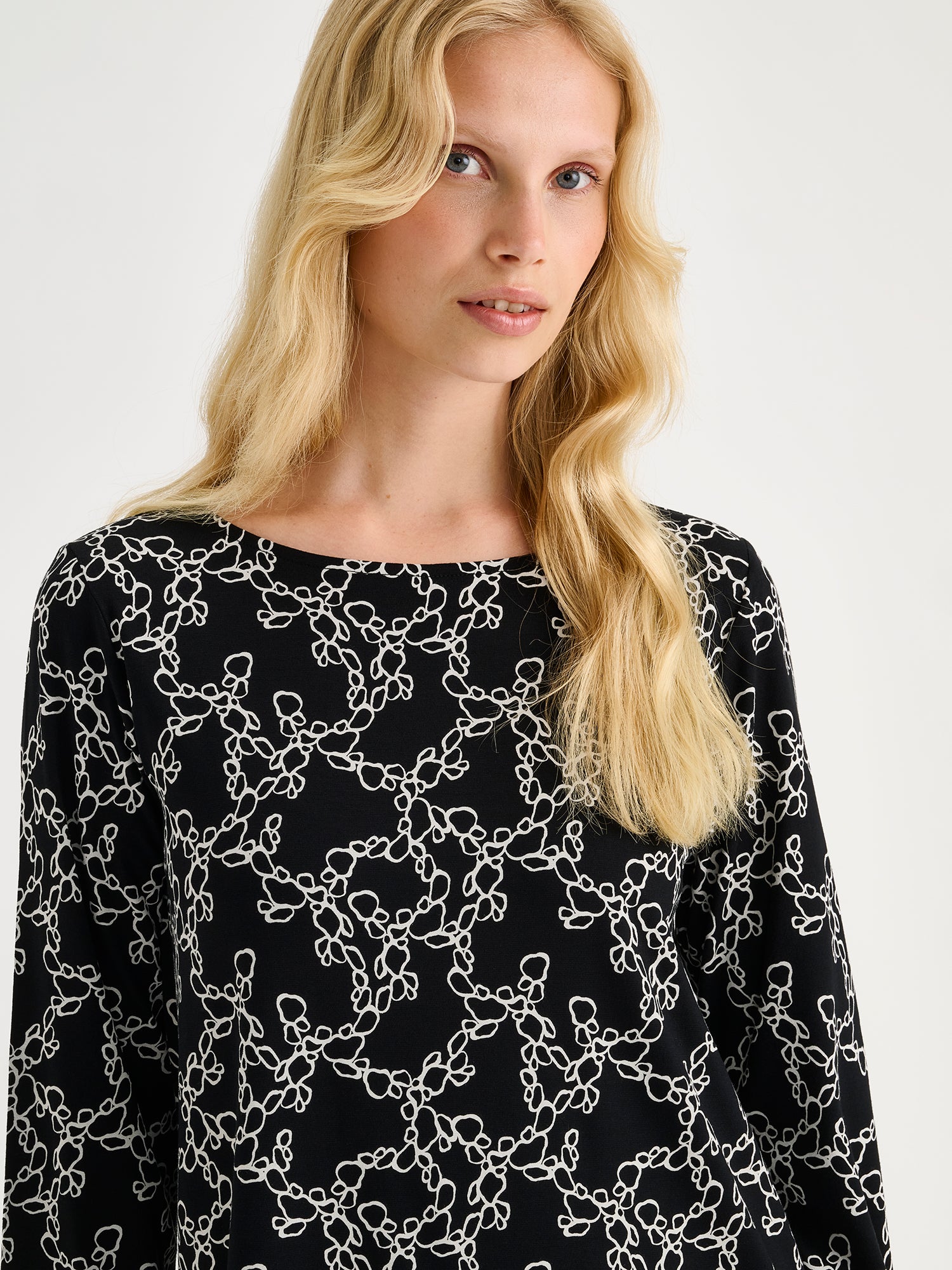 Nanso women's patterned black and white Pieni Kide jersey tunic on a blonde model | S - 174cm