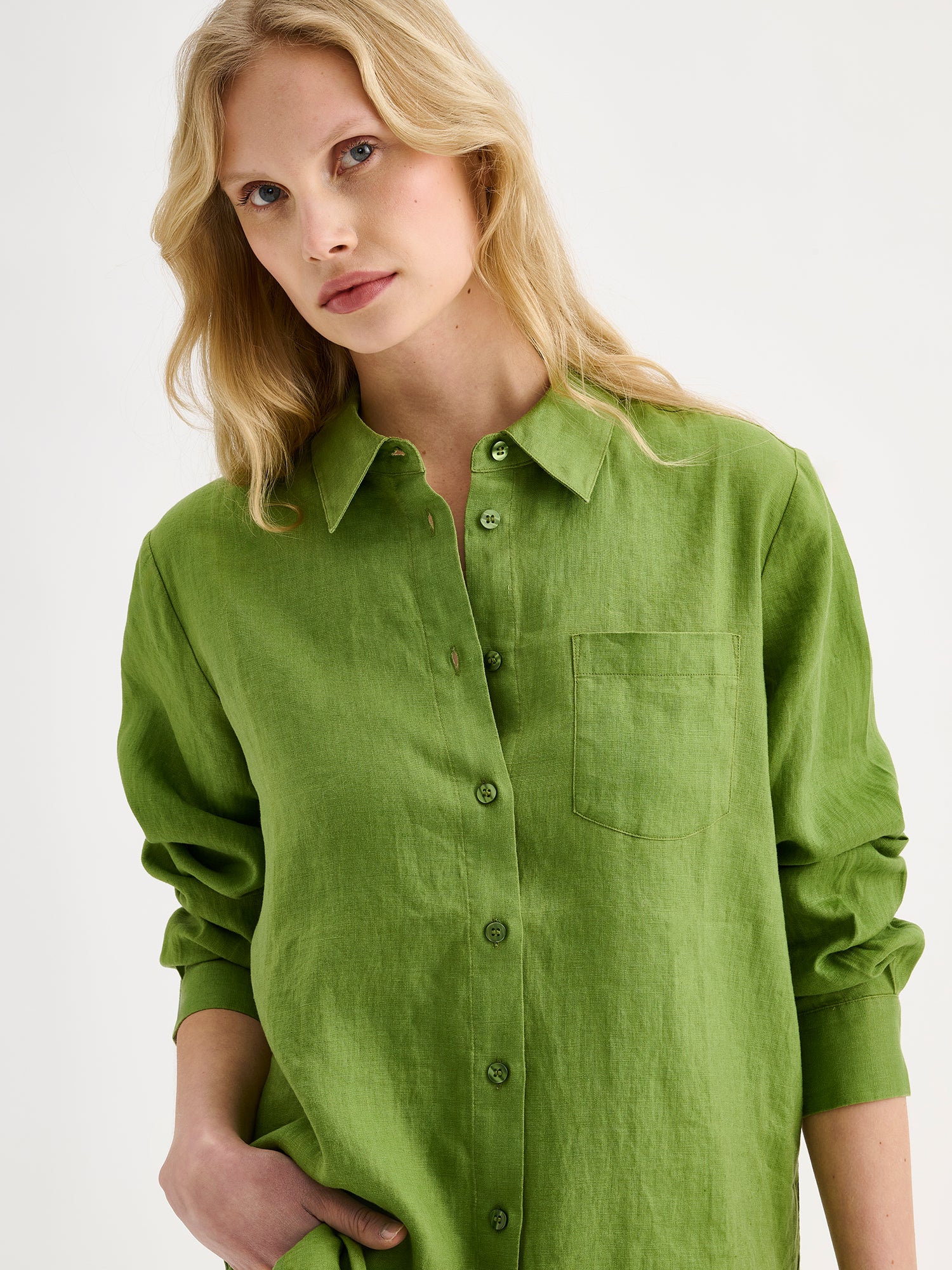Nanso women's relaxed, classic and versatile green Lene linen on a model