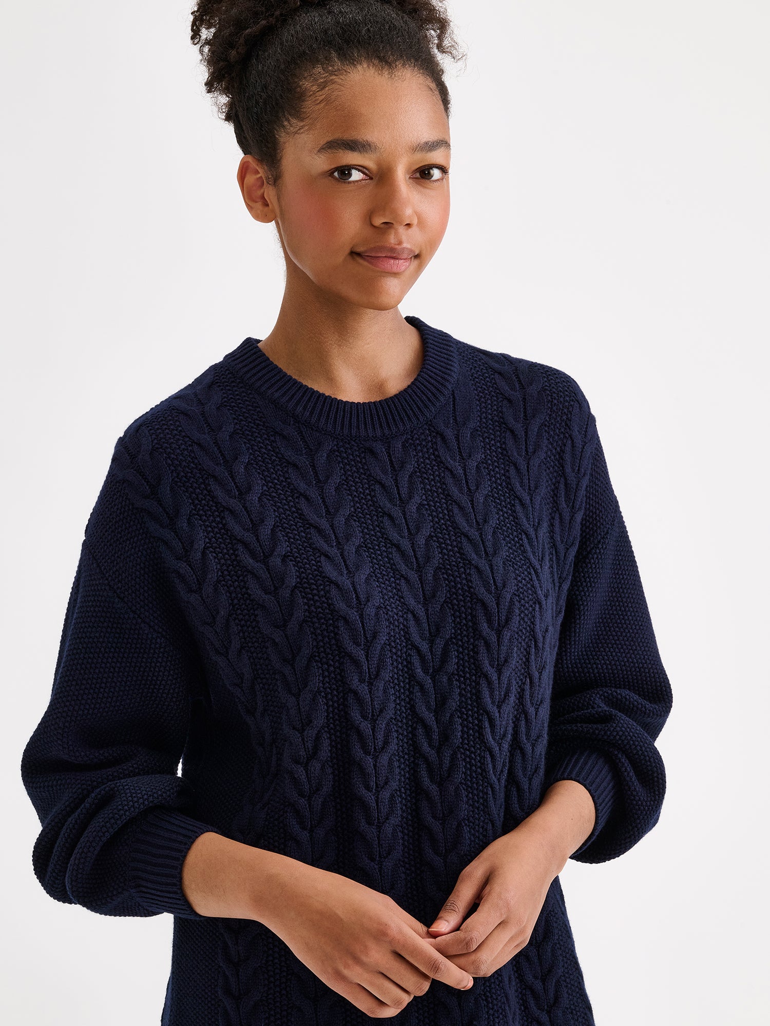 Nanso women's generous dark blue Palmikot knit dress on a model close-up | S - 177cm
