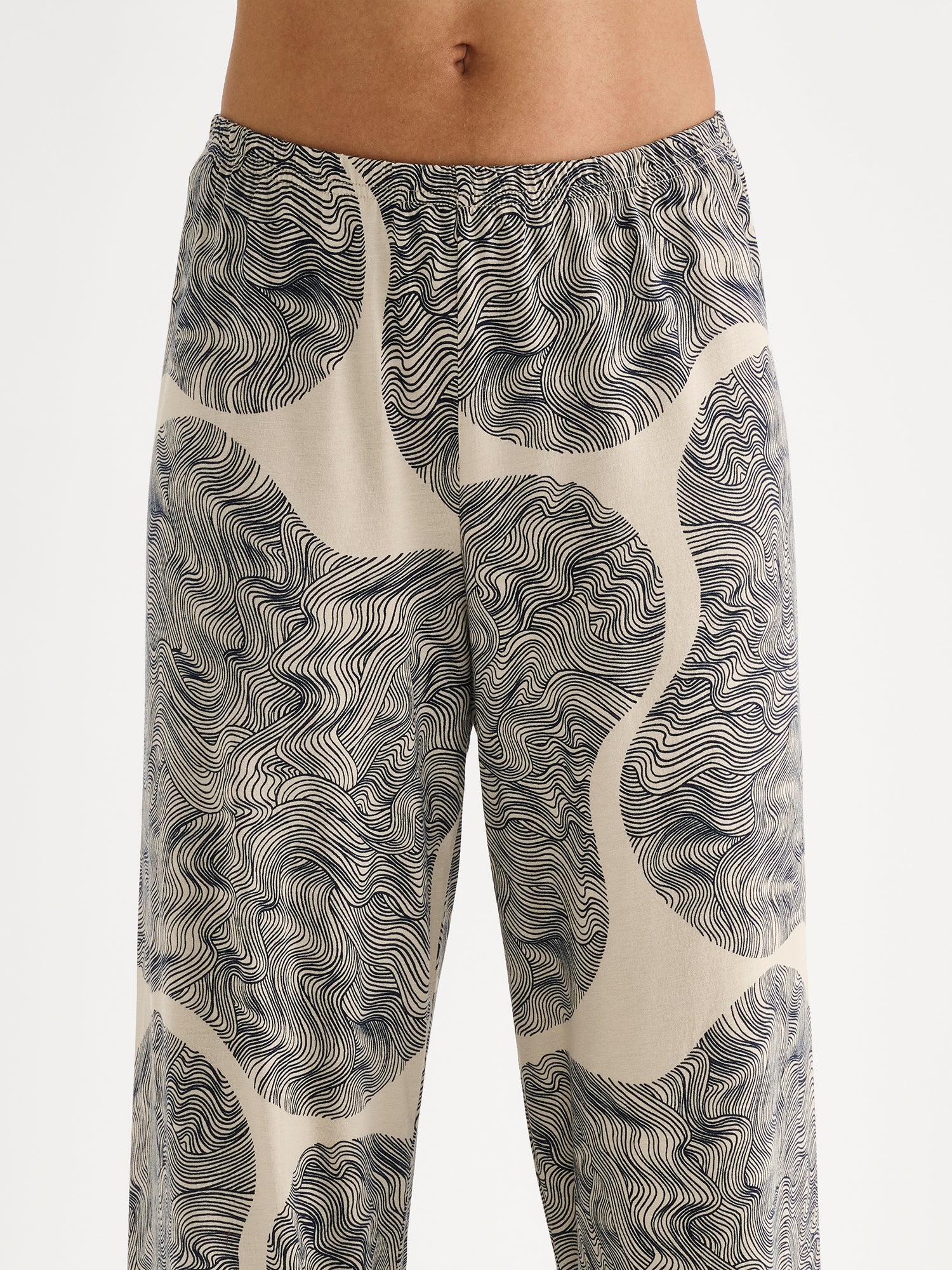 The printed Paasi lounge trousers for women, on a model close-up.