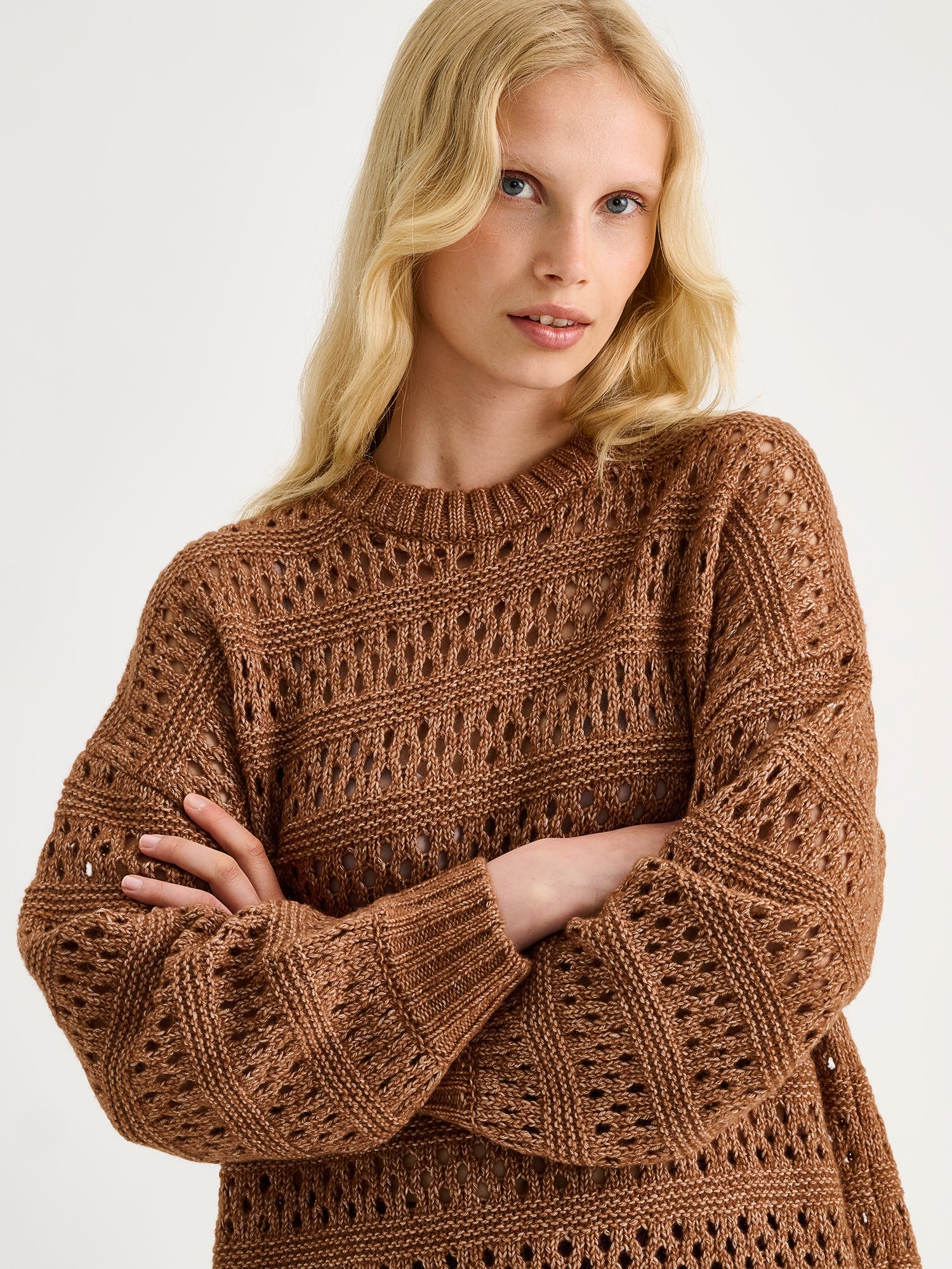Nanso women's relaxed and on-trend, the Asta jumper combines the softness of a chunky knit with the airy lightness of an openwork, lace-like texture. Pictured on a model close-up