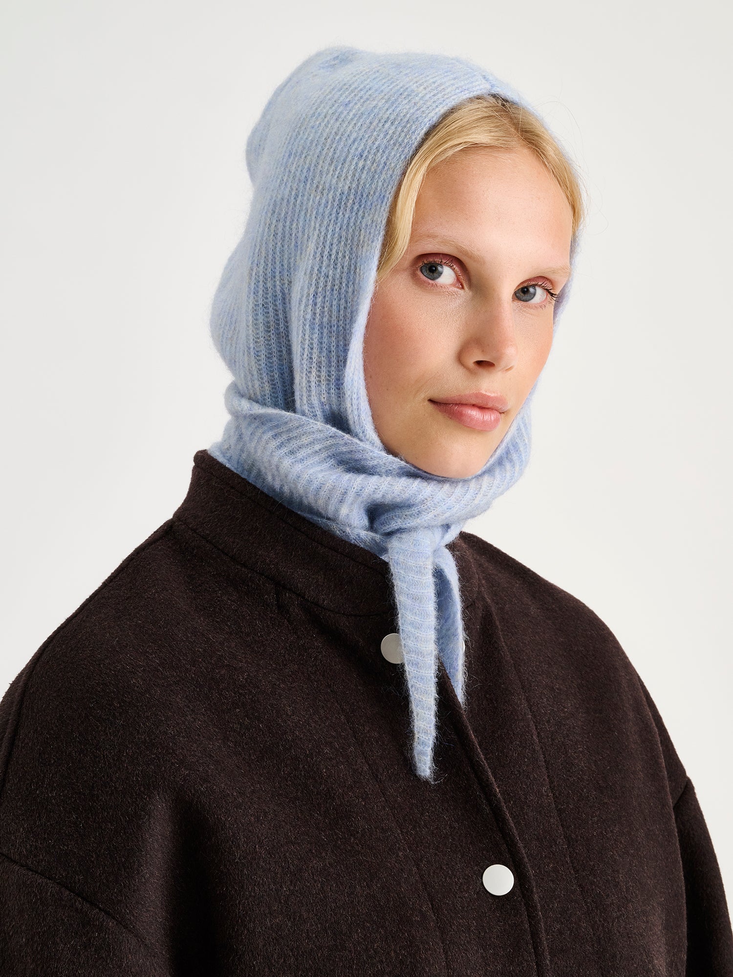 Nanso women's warm and on-trend, the Tuisku knitted hood embraces the popular knitted hood trend. Model is wearing the hood with a dark brown coat
