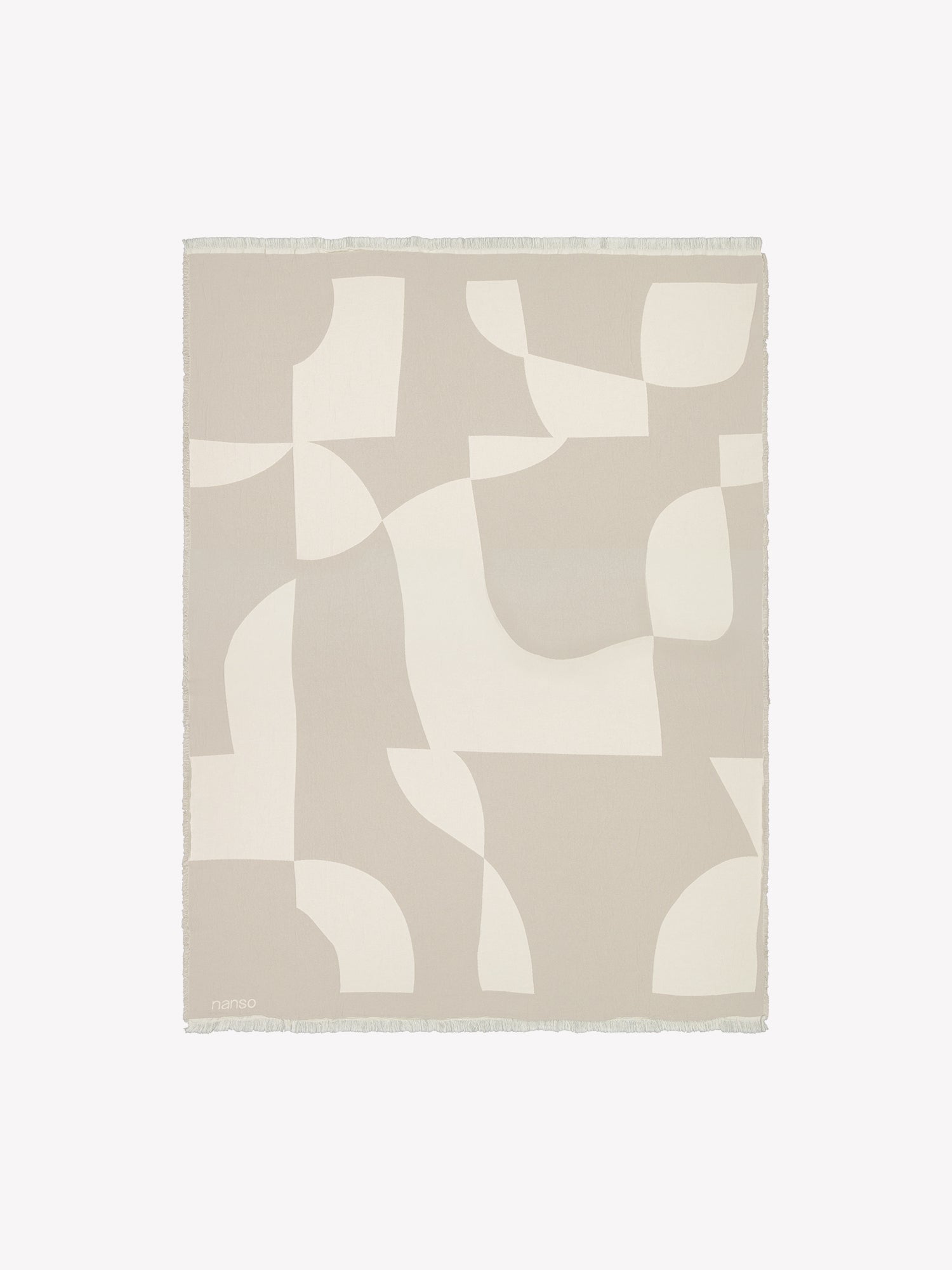 Beautiful Kallio blanket with a soft beige and white harmonious two-tone pattern. Crafted from cotton. Product picture.