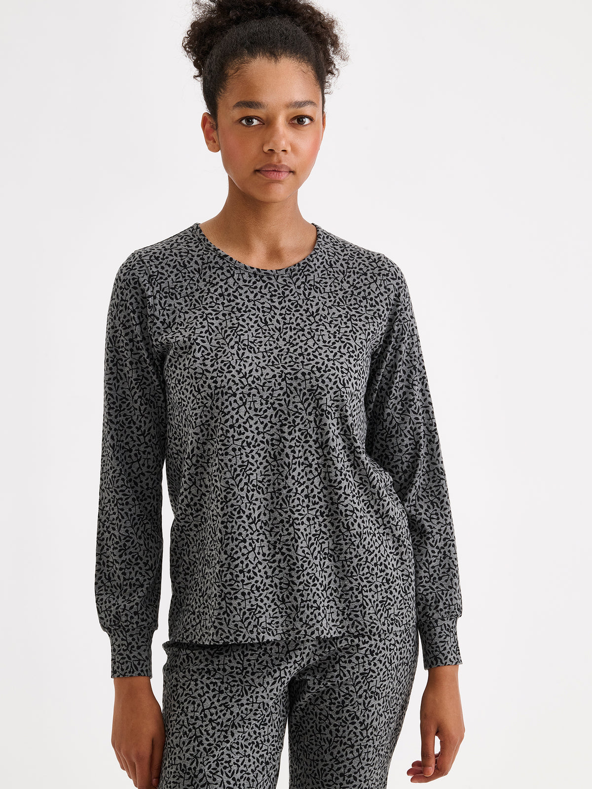 Nanso women's Marja pyjama set in a black and grey on a model. | S - 177cm