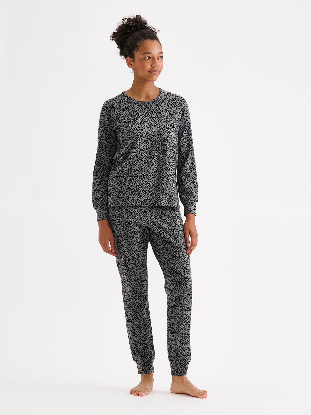 Nanso women's Marja pyjama set in a black and grey on a model. | S - 177cm