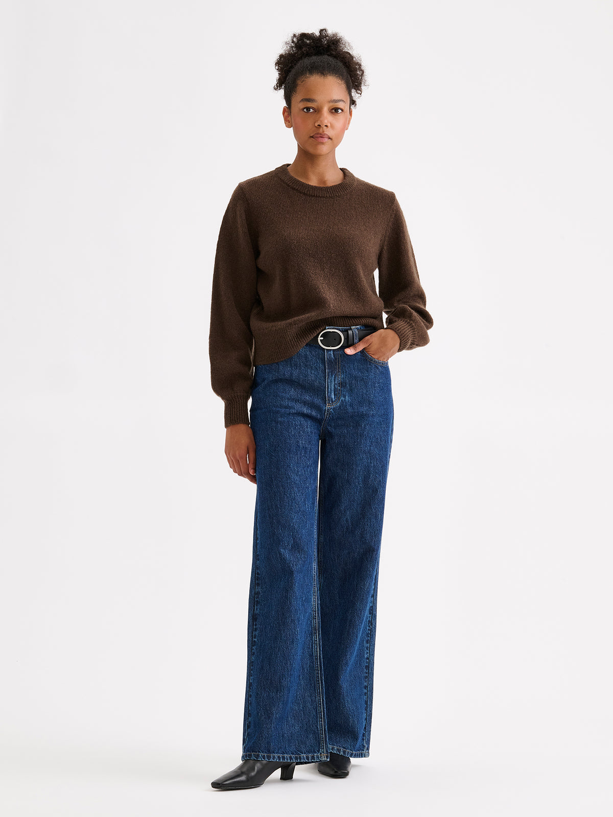 Nanso women's Lotte knitted sweater in a timeless brown shade on a model with jeans | S - 177cm
