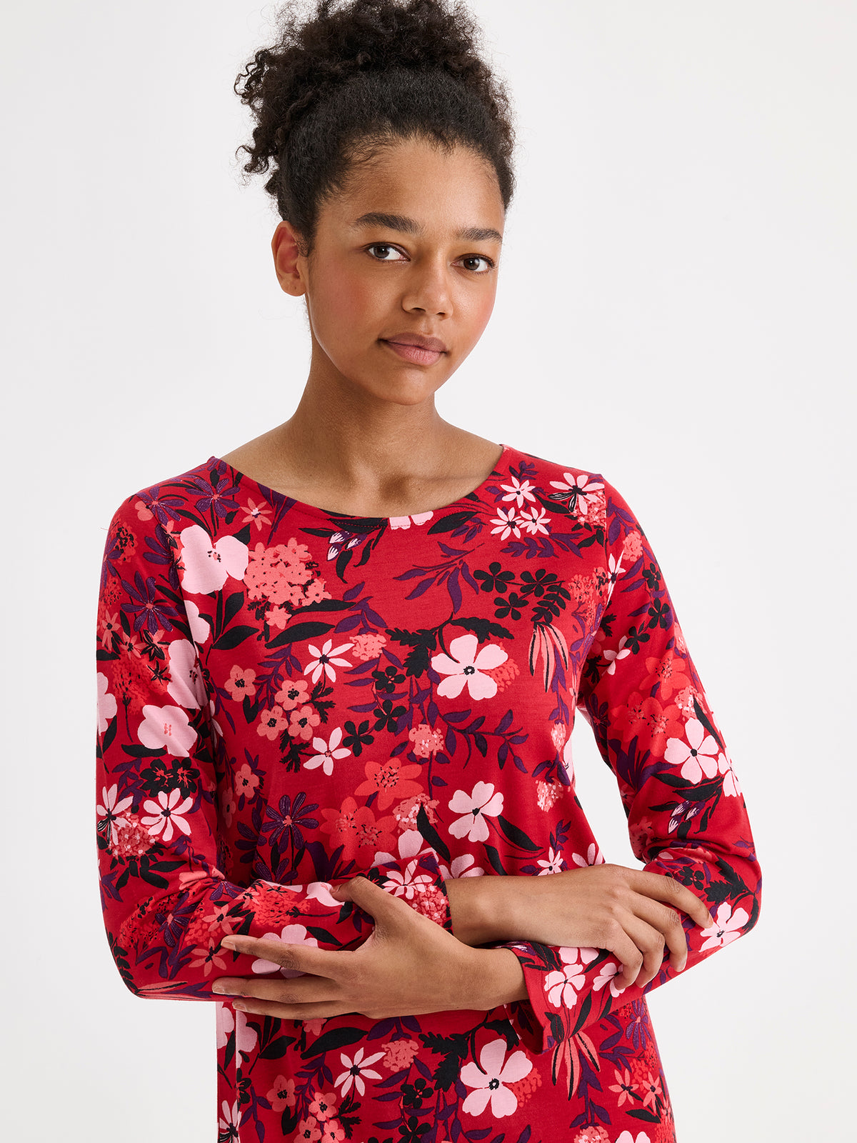 Nanso women's short Lootus nightgown delights with its red-toned floral print. Made from soft jersey fabric, this nightdress is perfect for relaxing at home and enjoying a restful night's sleep.