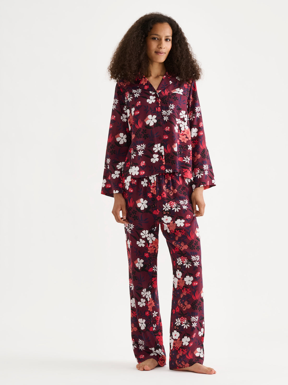 nanso women's Lotus pyjama trousers charm with their beautiful and striking floral print. Wonderfully lightweight and airy, these pyjama trousers are perfect for relaxing moments at home. On a model with a matching shirt