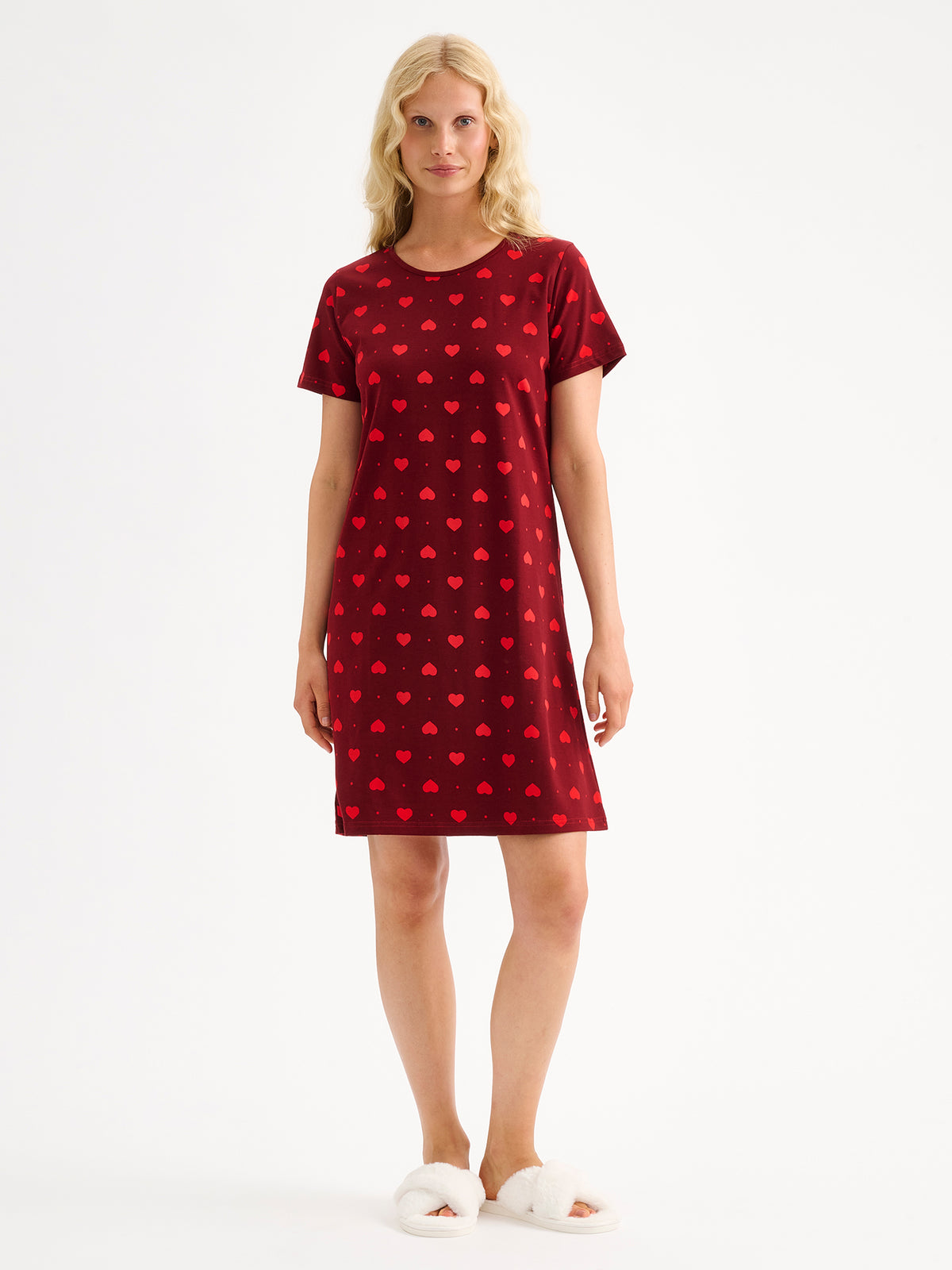 nanso women's charming Onnellinen short nightgown is perfect for cosy moments at home. on a model
