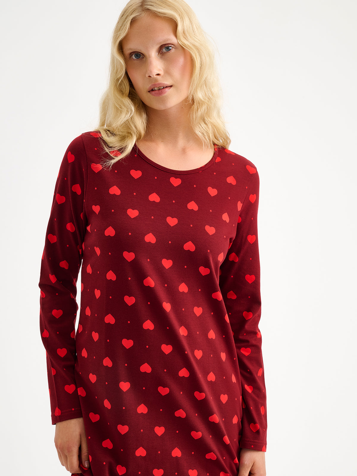 Nanso women's charming Onnellinen long nightgown is perfect for cosy moments at home. 