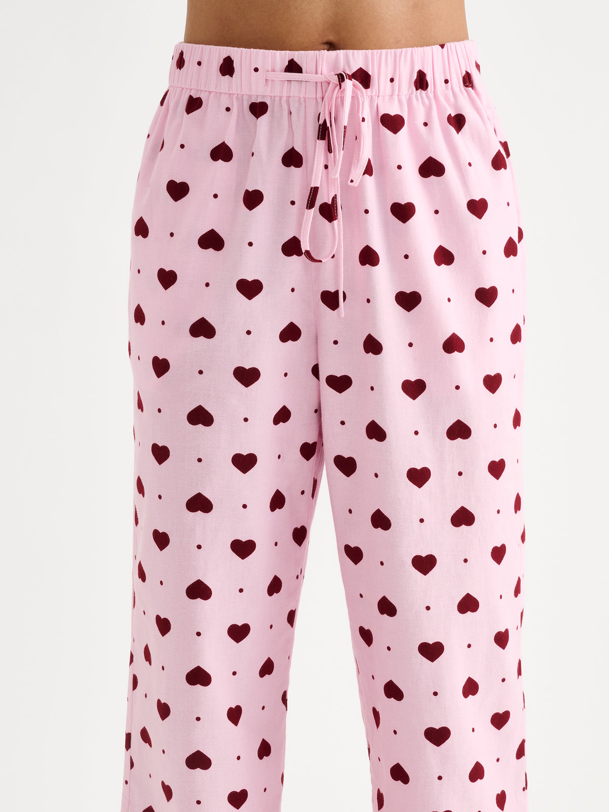 Women's ONNELLINEN flannel pyjama pants and shirt bring comfort and joy to relaxed days at home. Featuring a charming heart print and a loose, comfortable fit, these pyjama trousers are perfect for peaceful mornings, unwinding after a long day, and restful nights.