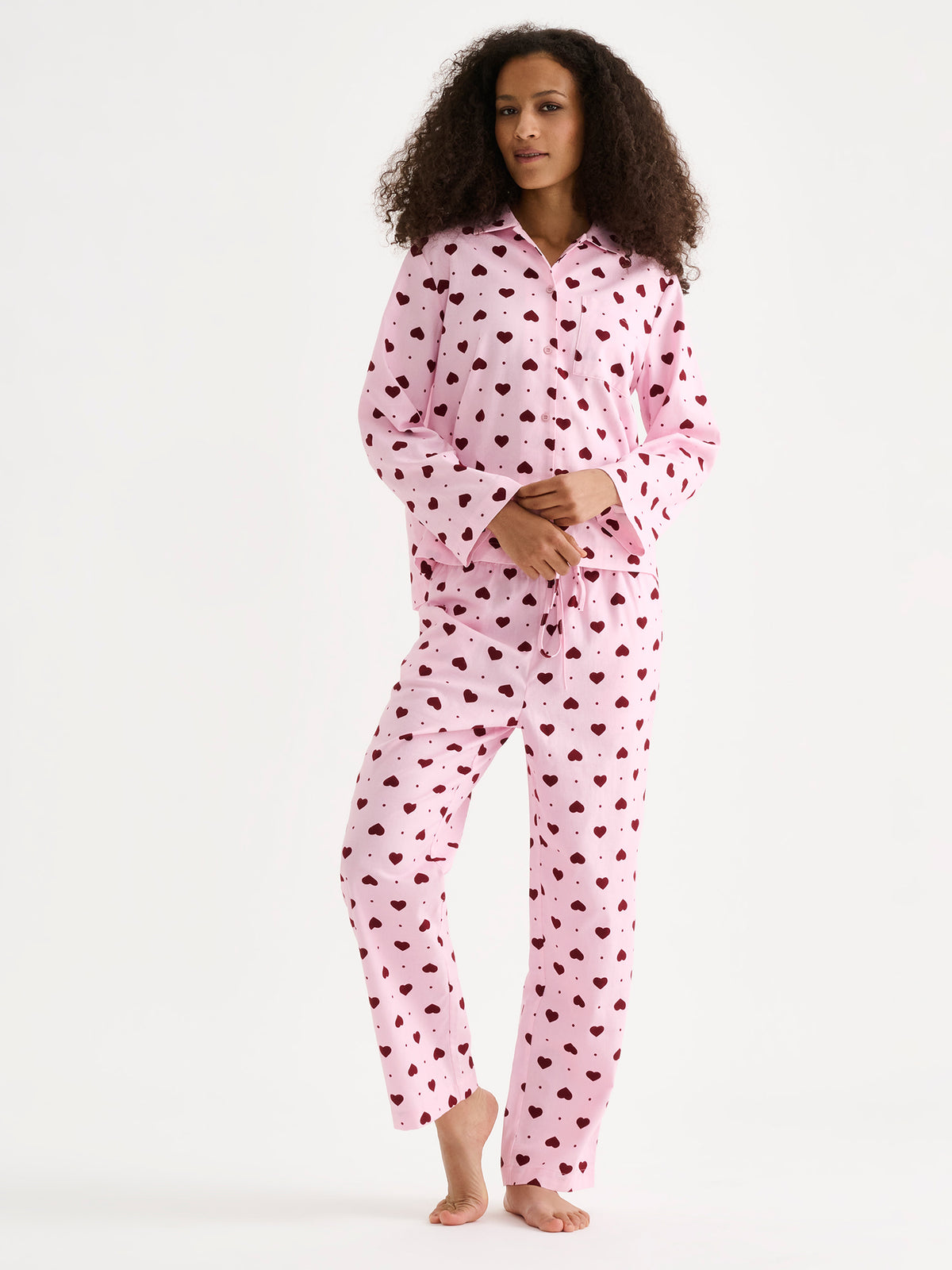 Women's ONNELLINEN flannel pyjama pants and shirt bring comfort and joy to relaxed days at home. Featuring a charming heart print and a loose, comfortable fit, these pyjama trousers are perfect for peaceful mornings, unwinding after a long day, and restful nights.