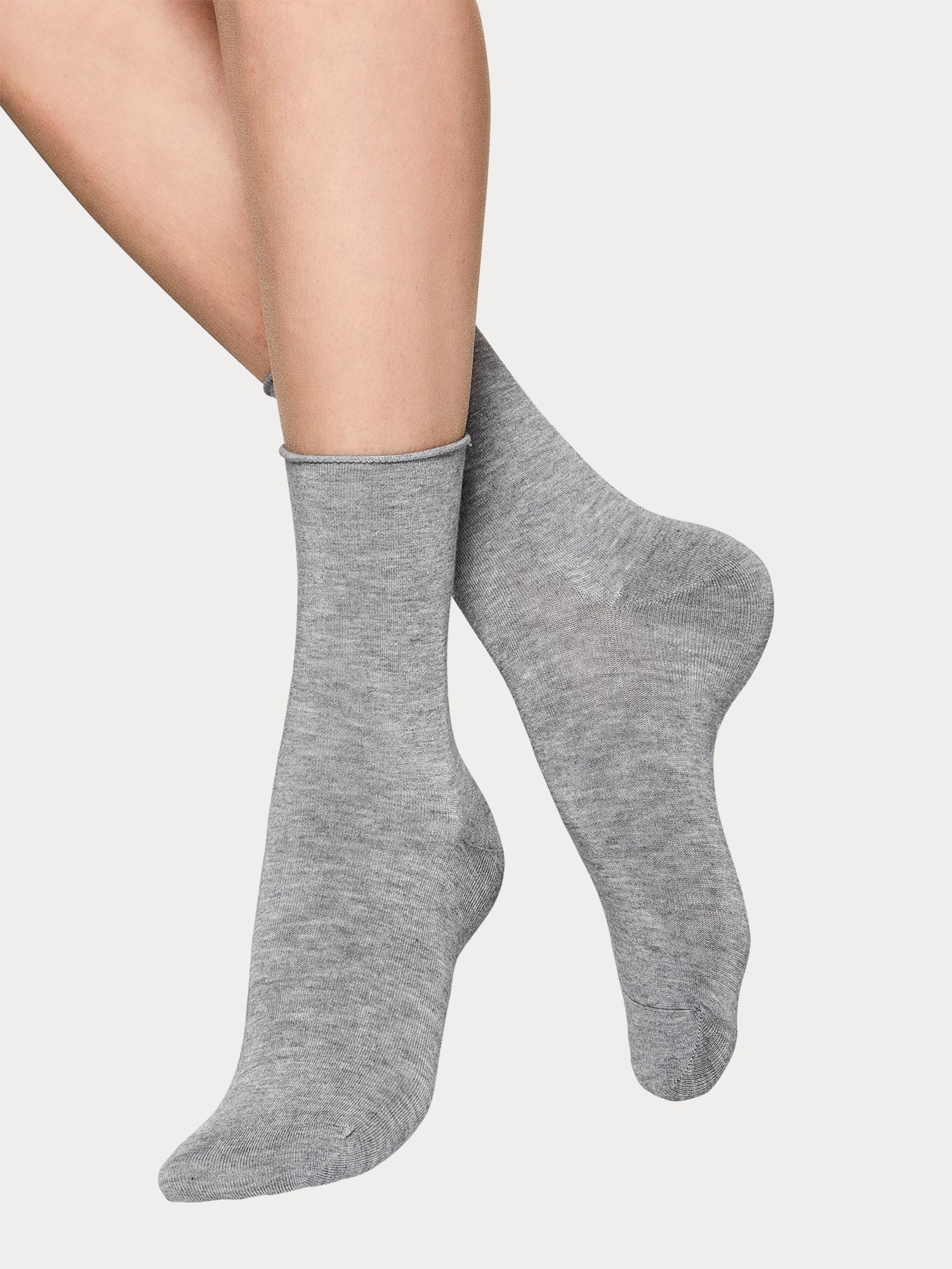 Vogue women's soft gray bamboo ankle socks with breathable, temperature-regulating feel, pictured on a model.