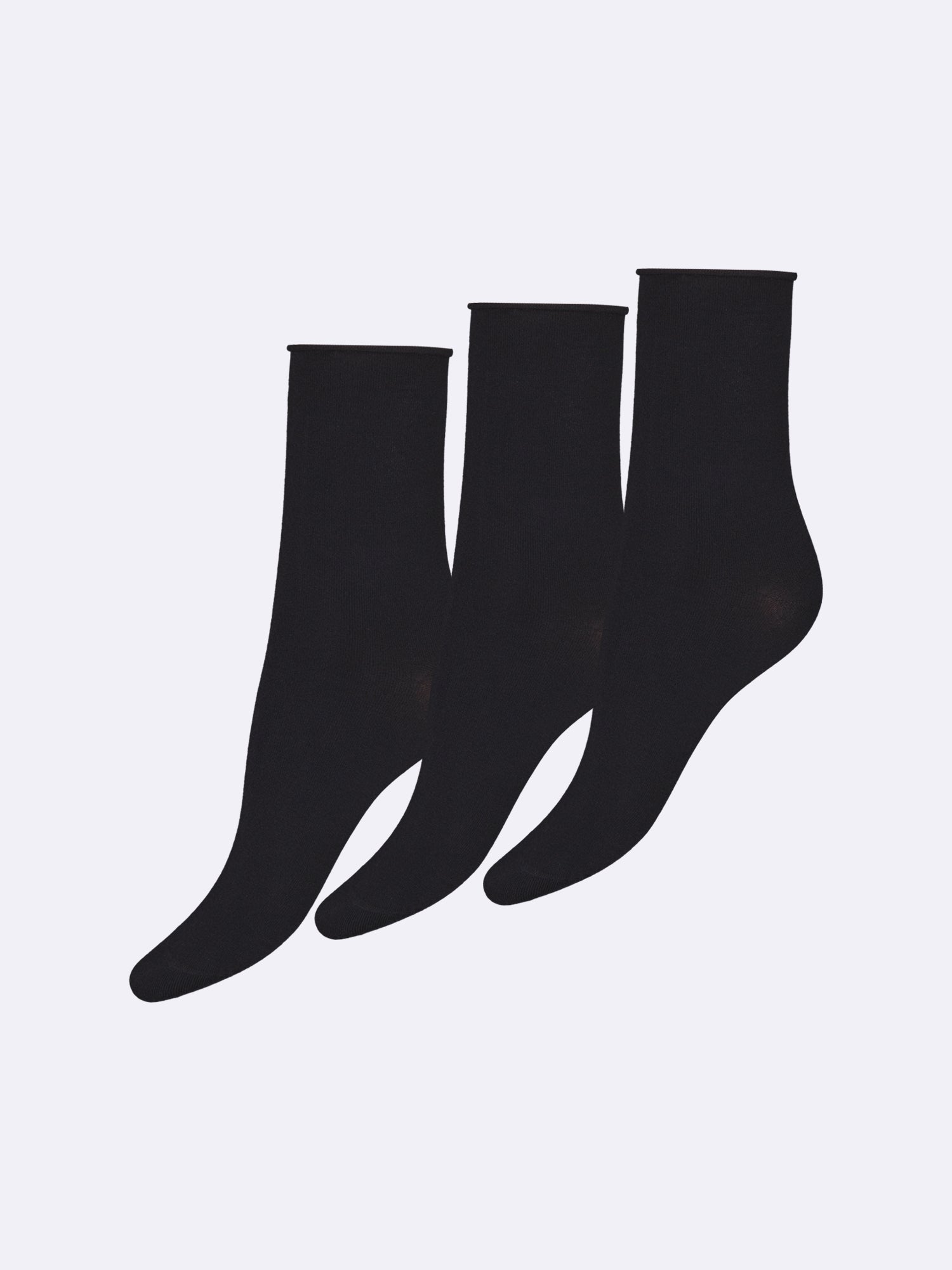 Vogue women's bamboo ankle socks in black, provide a soft and silky touch while also being highly breathable and thermal regulating.