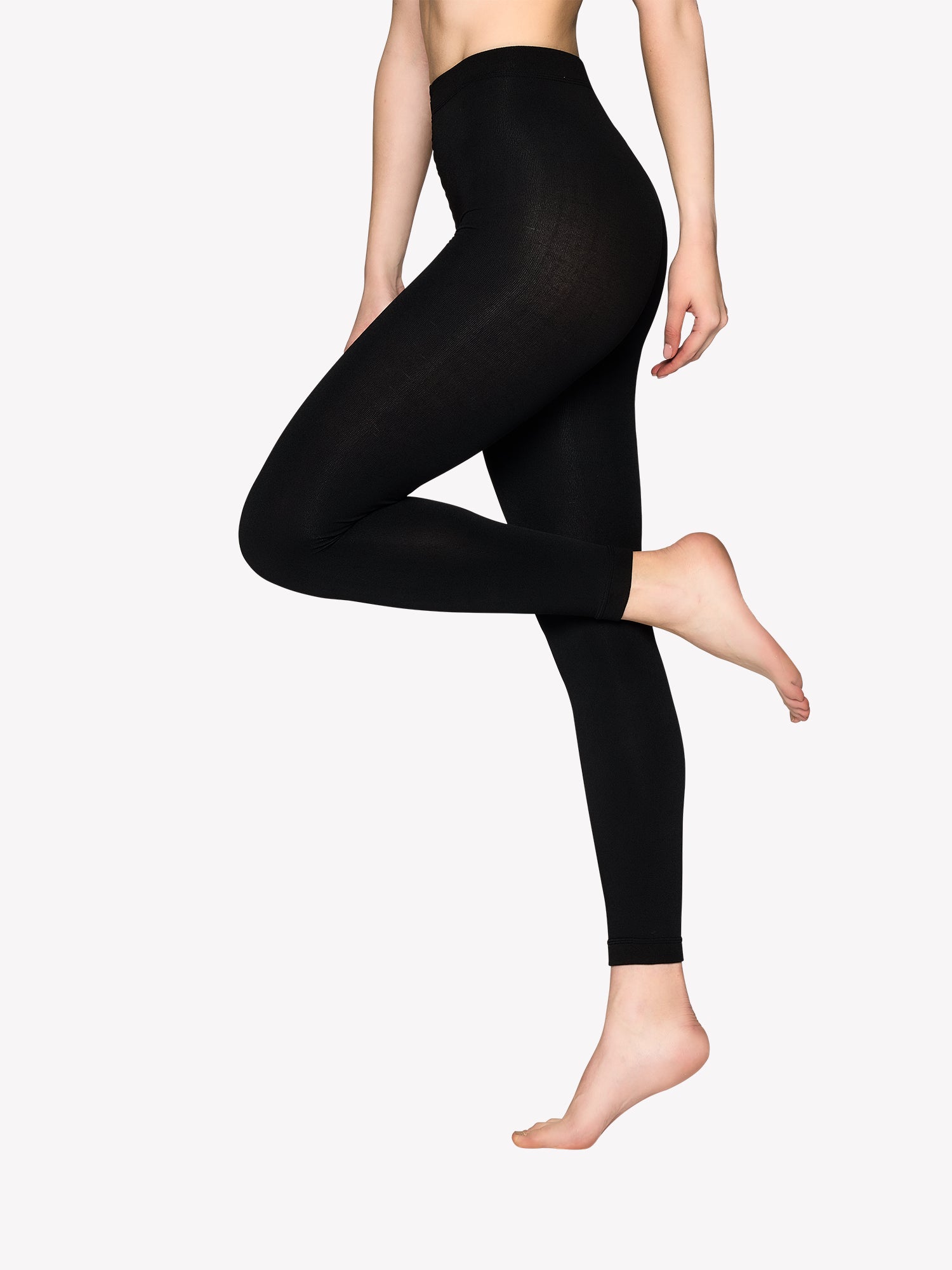 Vogue's Thermo leggings in black on a model in the picture.