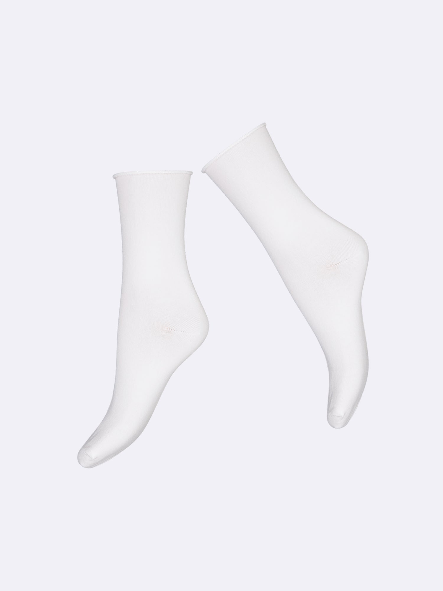 These comfortable organic cotton socks are perfect for everyday wear in white.