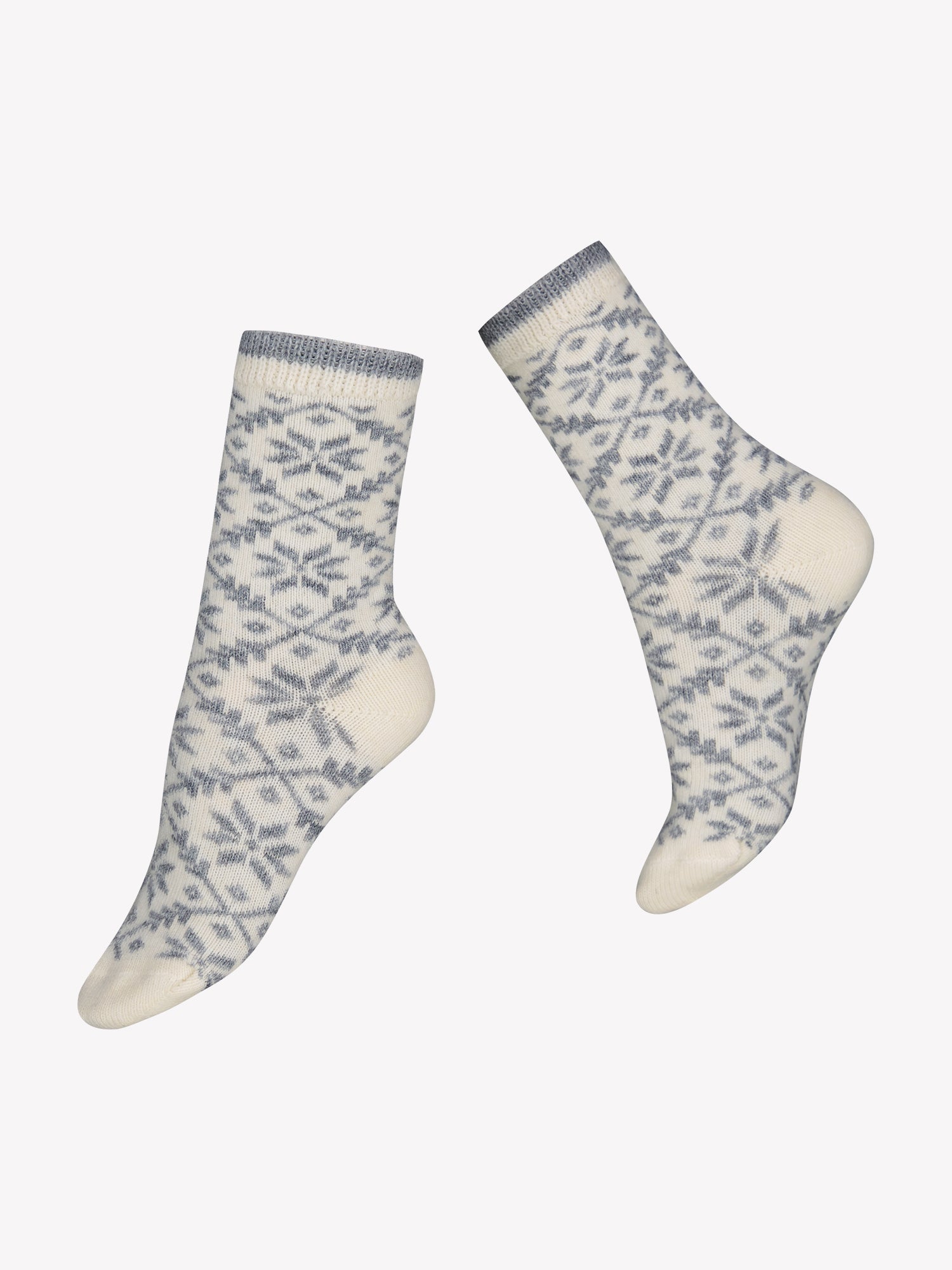 Vogue's off-white ankle socks from wool blend in a product picture. A grey fair isla pattern gives the finishing touch to the ankle socks.