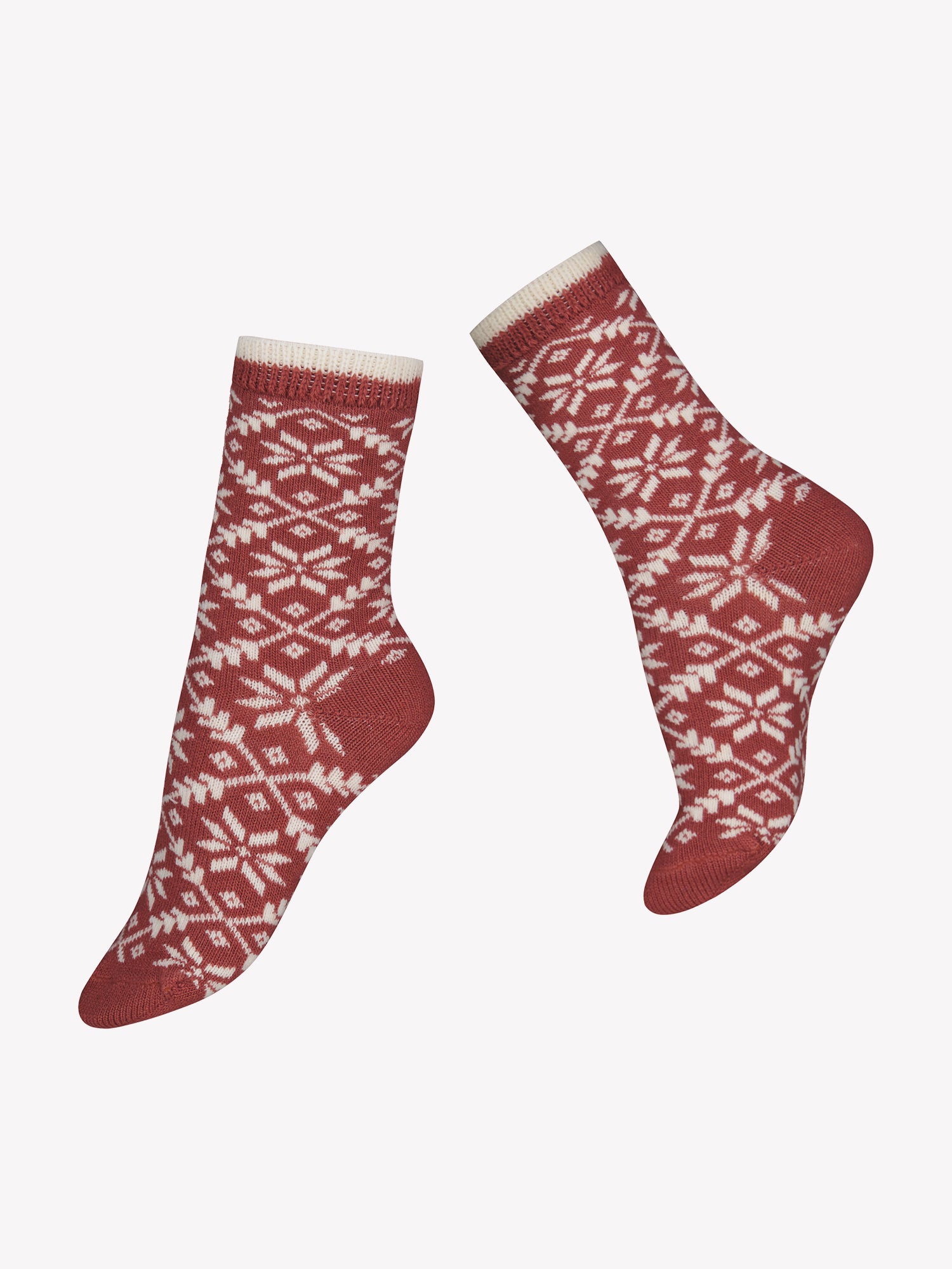 Vogue's russet red ankle socks from wool blend in a product picture. An off-white fair isla pattern gives the finishing touch to the ankle socks.