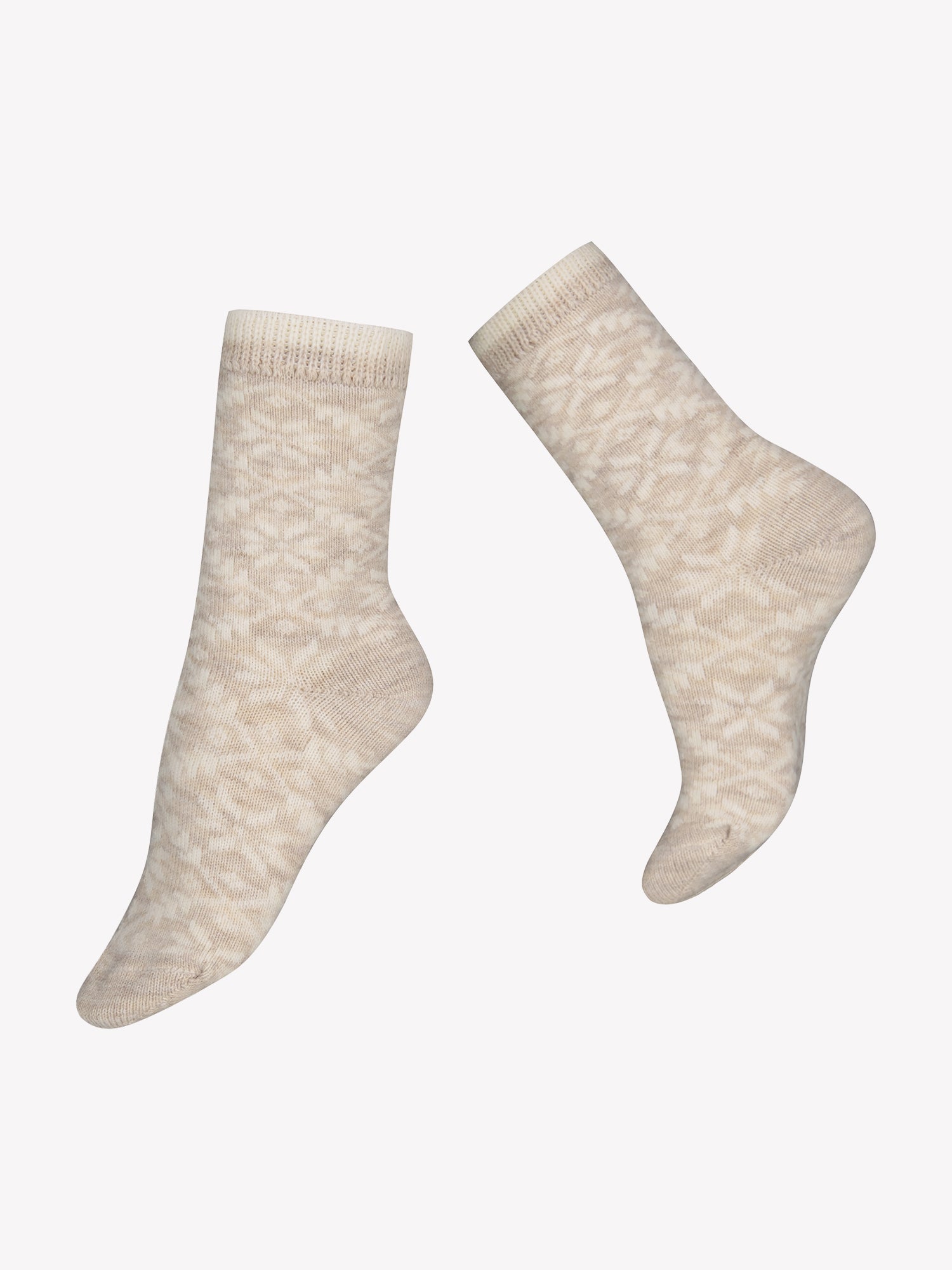 Vogue's melange beige ankle socks from wool blend in a product picture. An off-white fair isla pattern gives the finishing touch to the ankle socks.