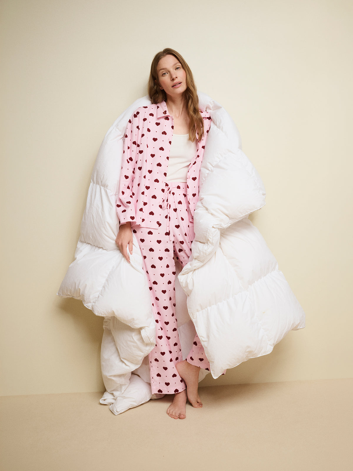 Women's ONNELLINEN flannel pyjama pants and shirt bring comfort and joy to relaxed days at home. Featuring a charming heart print and a loose, comfortable fit, these pyjama trousers are perfect for peaceful mornings, unwinding after a long day, and restful nights.