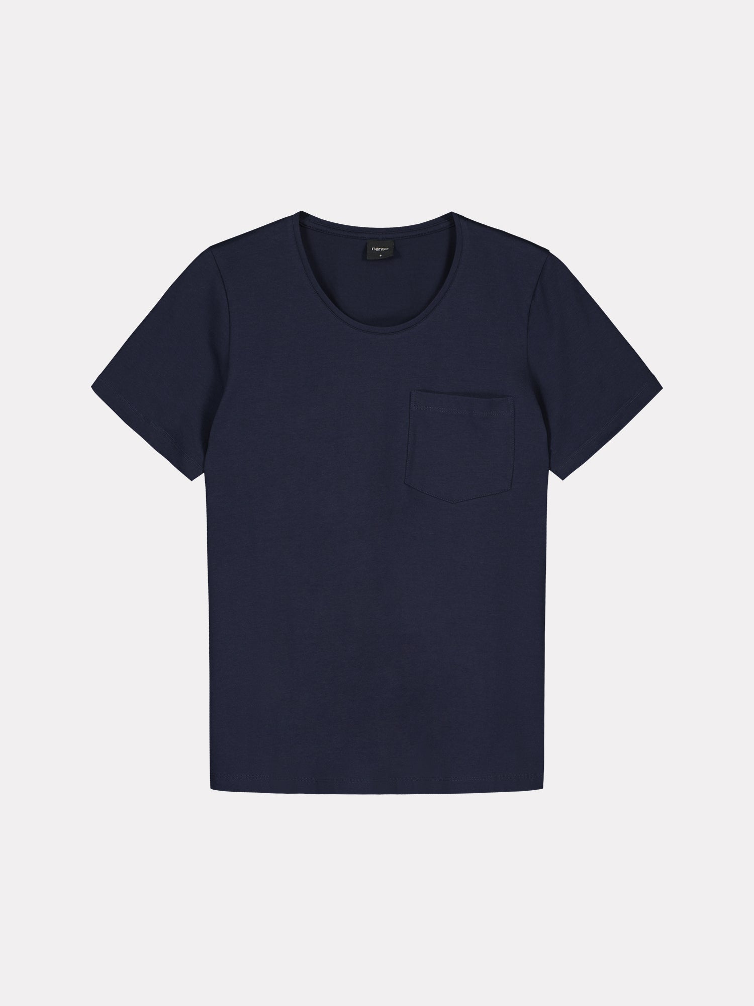 This elegant dark blue Tasku t-shirt for women features a round neckline. A classic t-shirt is a reliable choice for any outfit, with its effortless versatility.