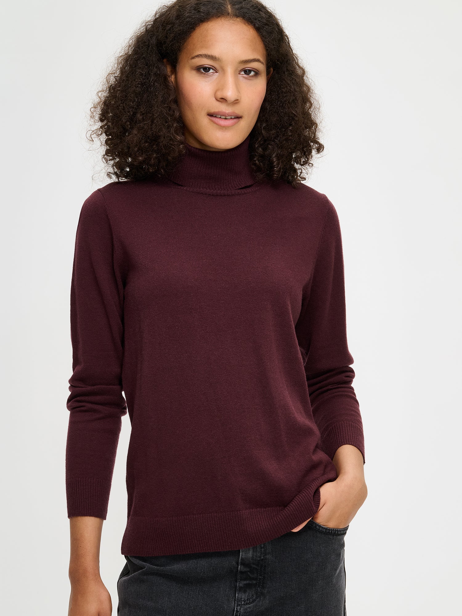 Nanso women’s dark red Villis turtleneck sweater crafted from mulesing-free merino wool and cotton, stylish and comfortable, worn by model in close-up view.
