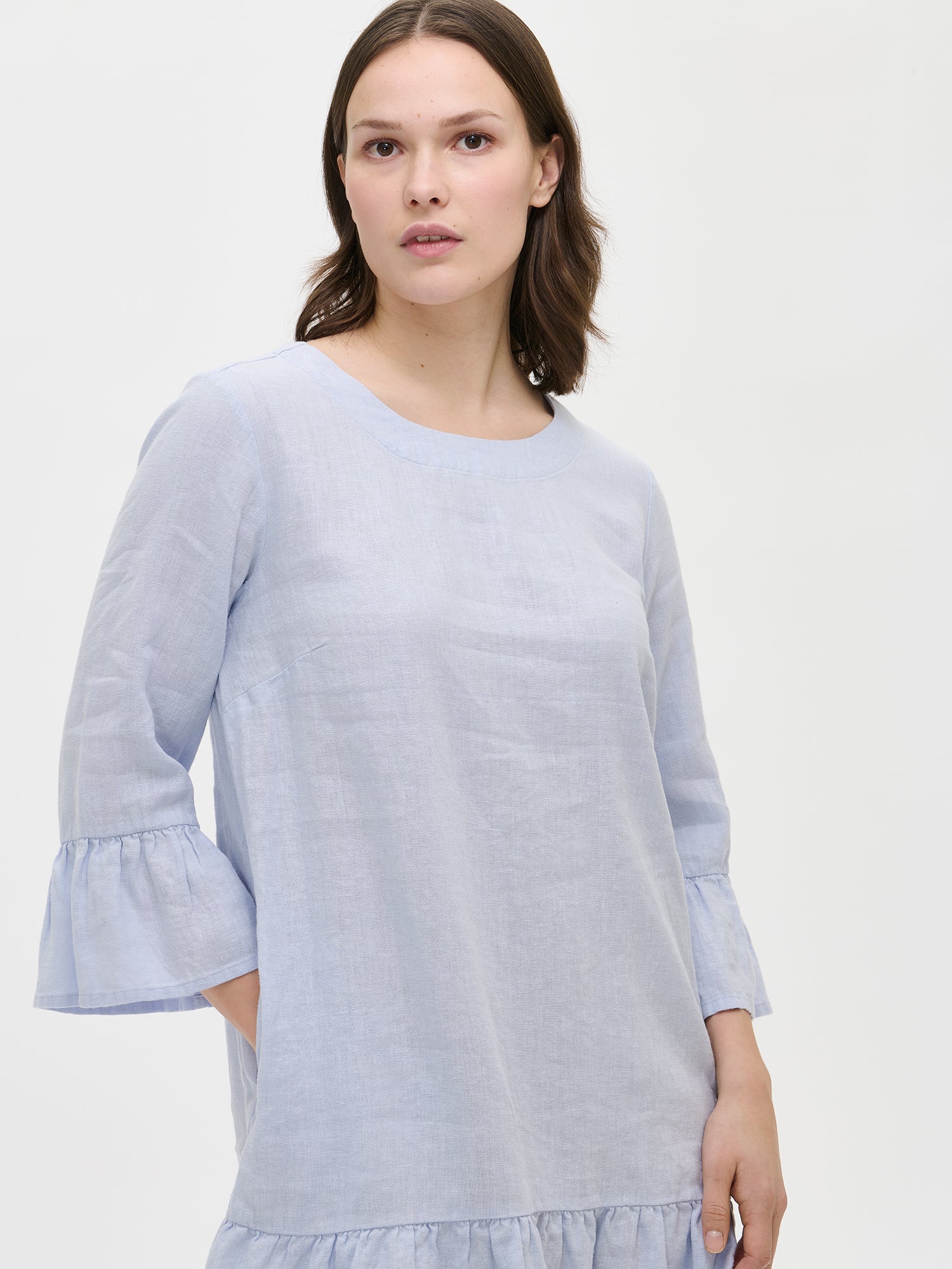 Nanso women's light blue Liine linen dress from the front, close-up