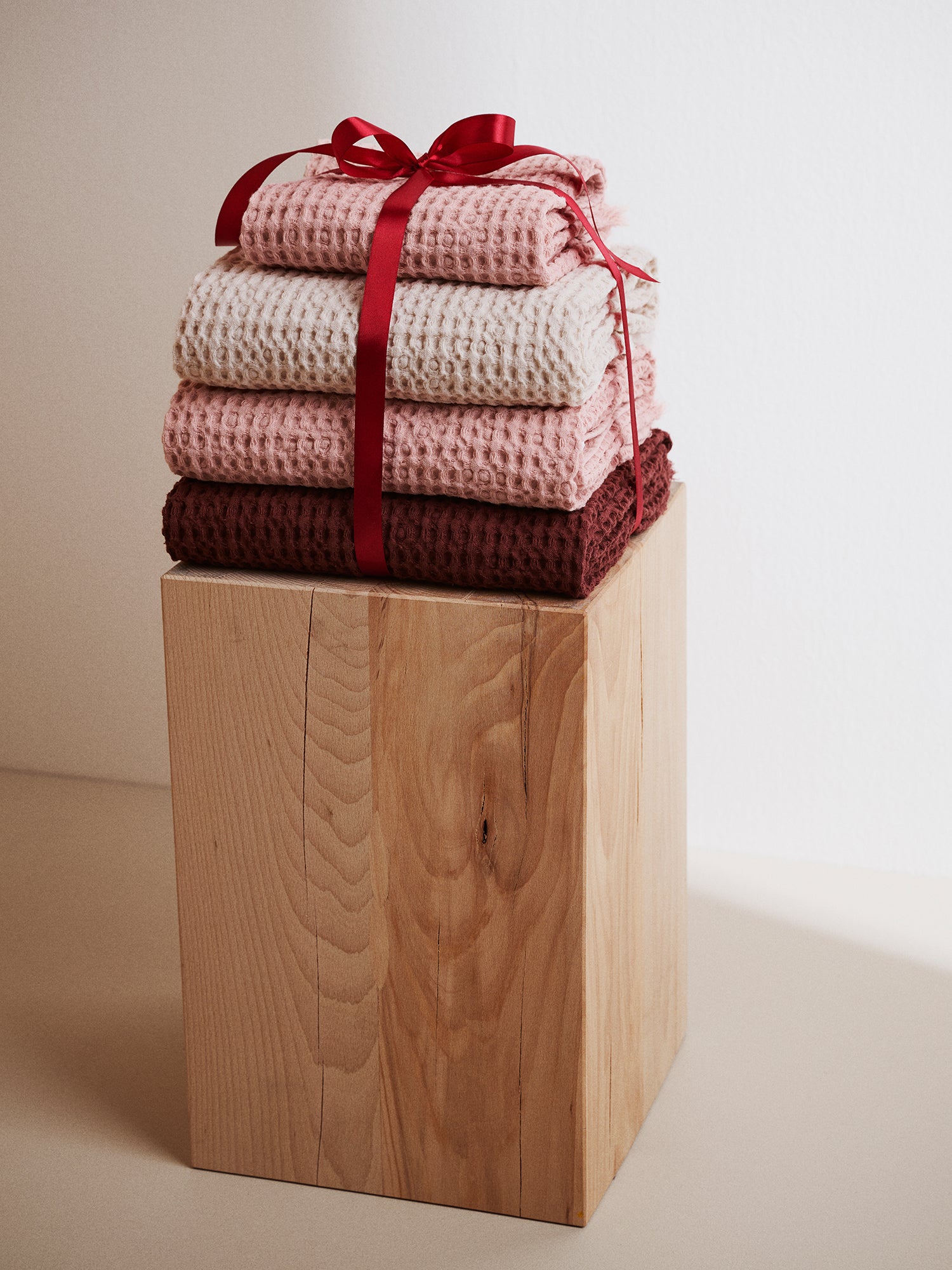 Nanso home's Vohveli Bath towel in beige on a pile