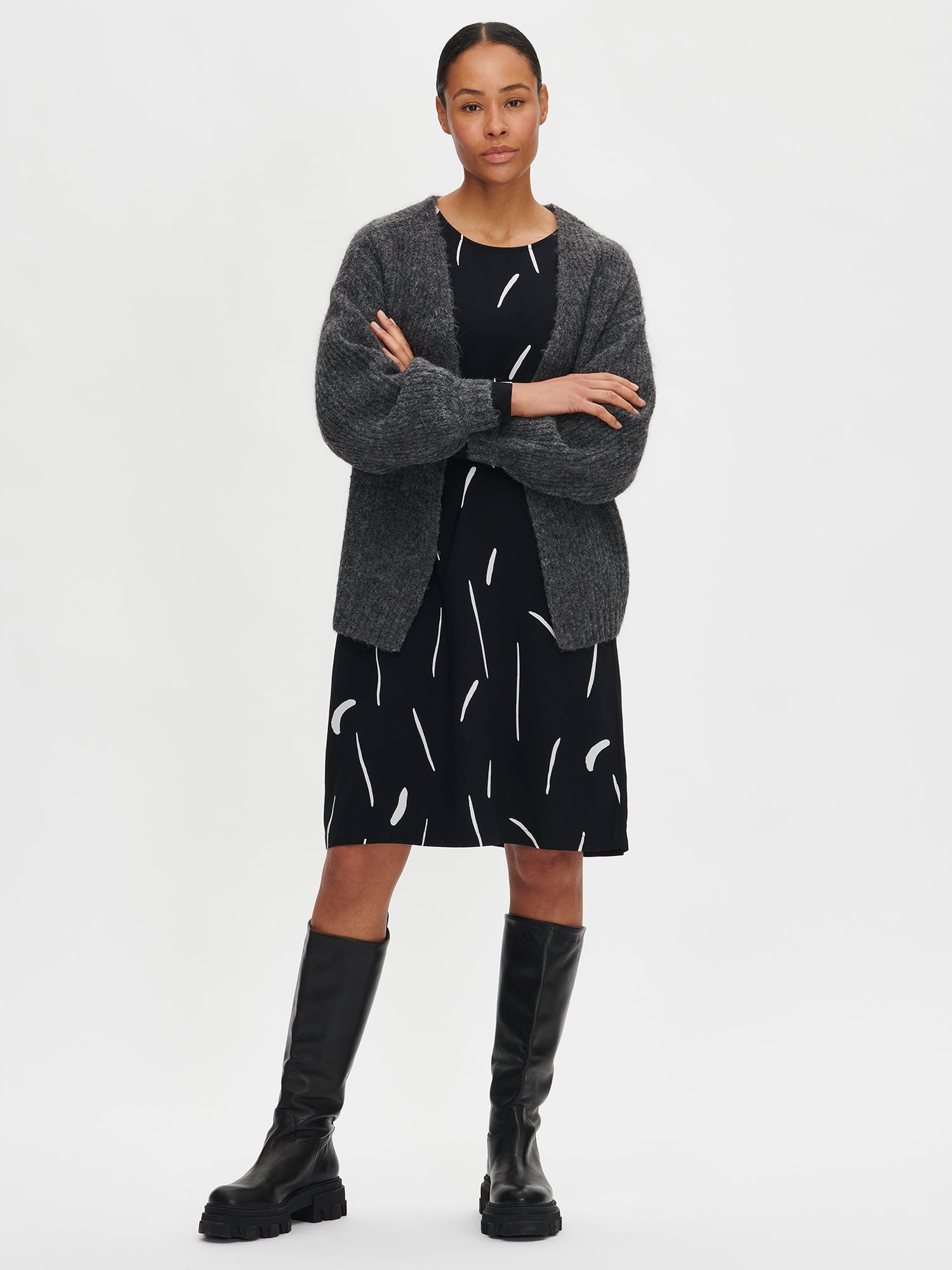 Nanso's women's luxurious grey knit Karamelli cardigan front