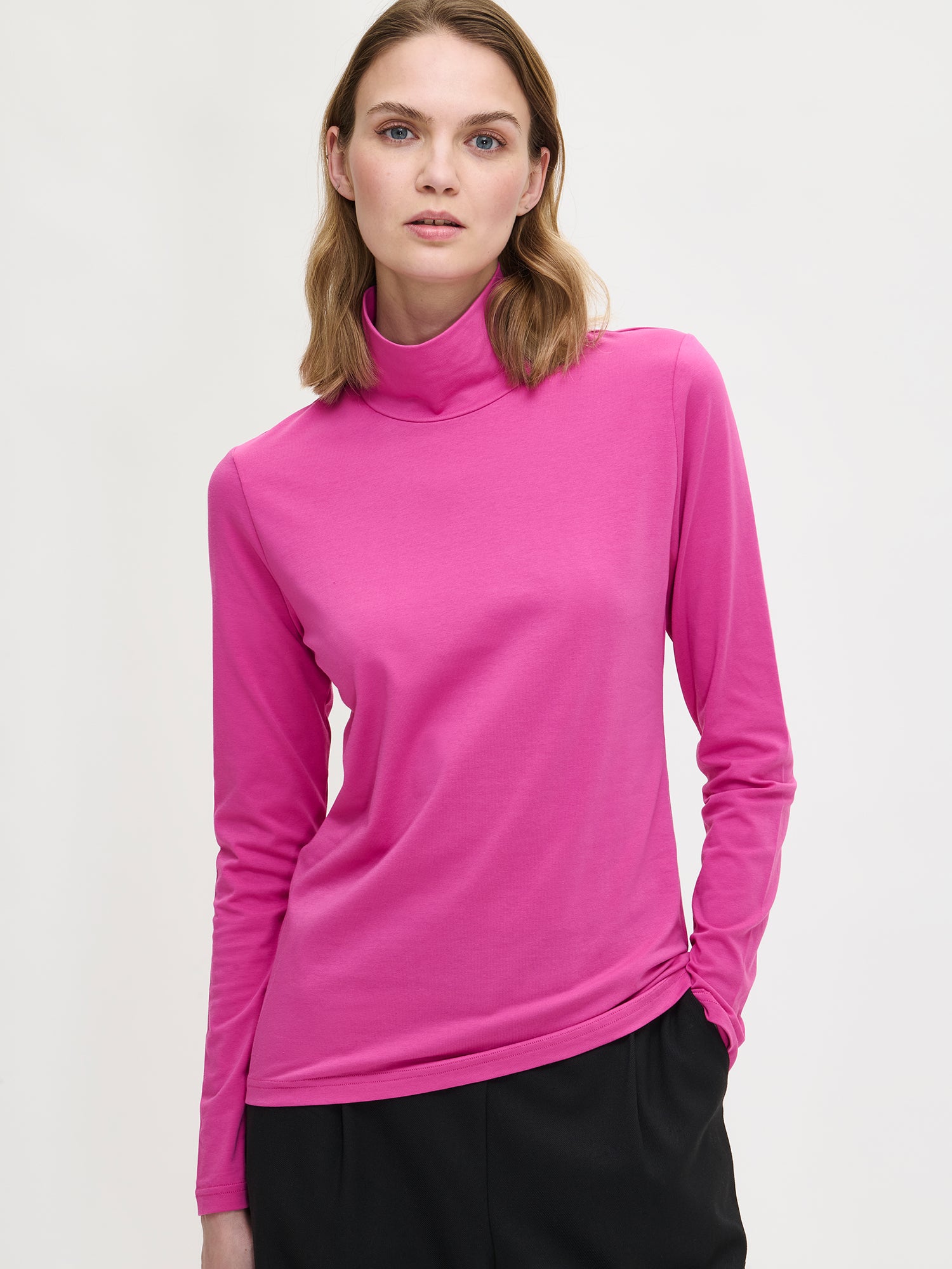 Women's Mari jersey turtleneck in pink, close-up