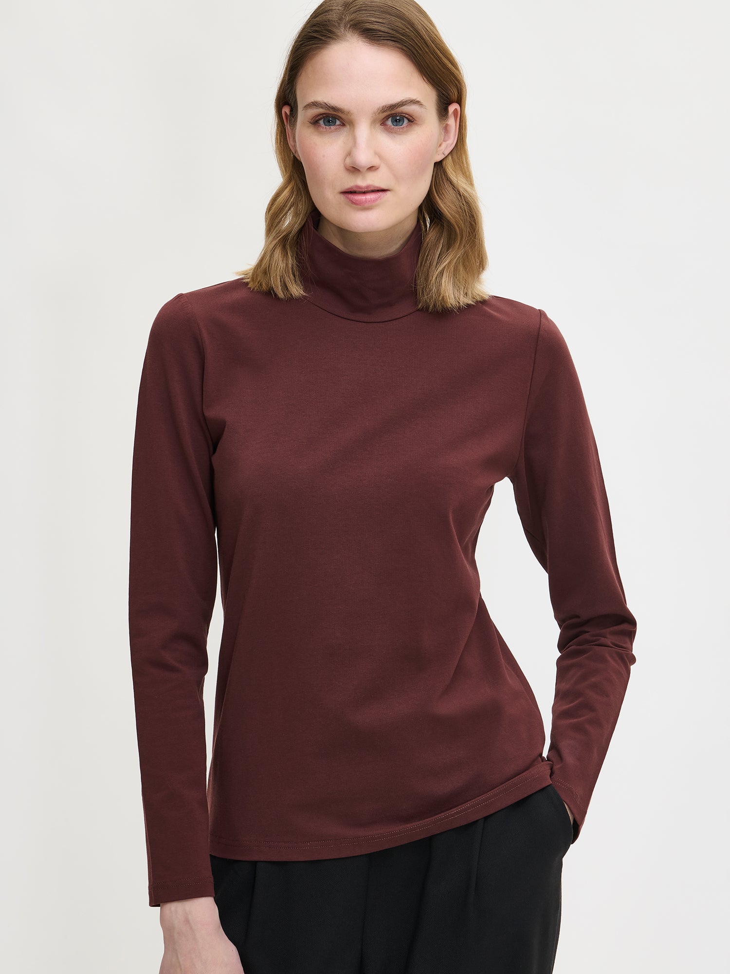 Women's Mari turtleneck in dark brown, close-up