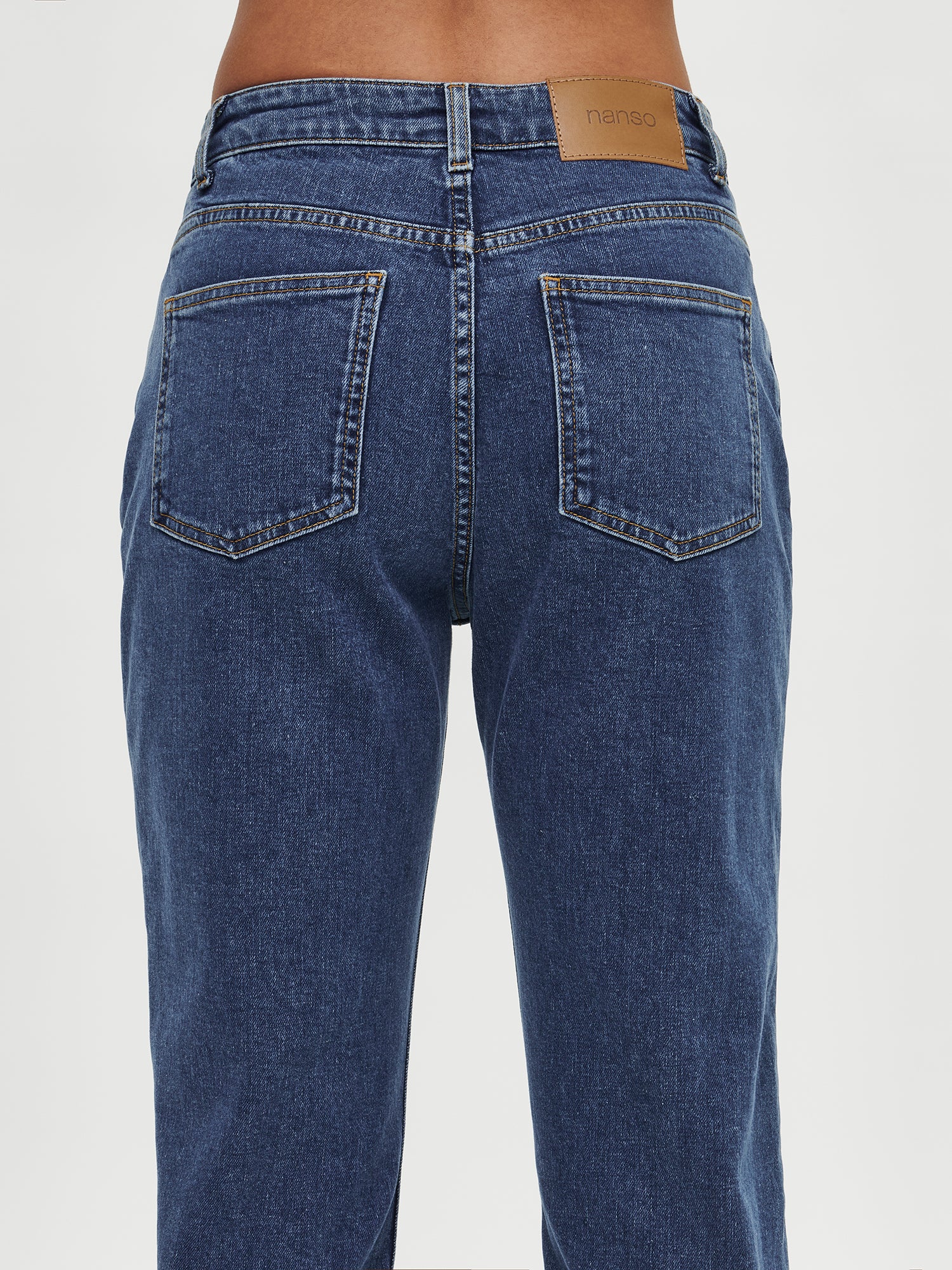 Nanso women’s comfortable cropped blue Fiilis jeans, close-up from the back. Back pockets and waistband seam shown.