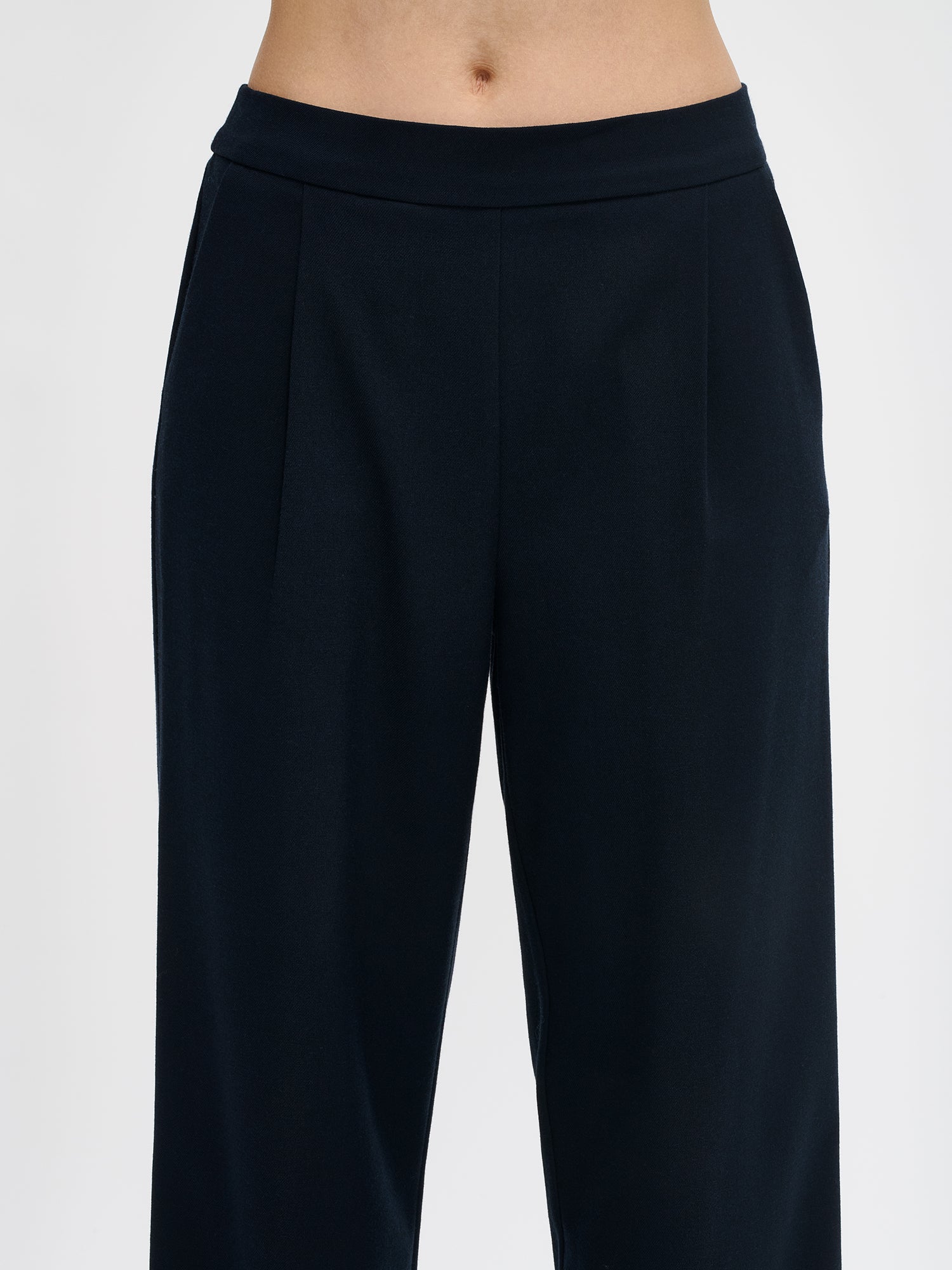 Nanso women's dark blue Sointu trousers offer both style and comfort. Close-up