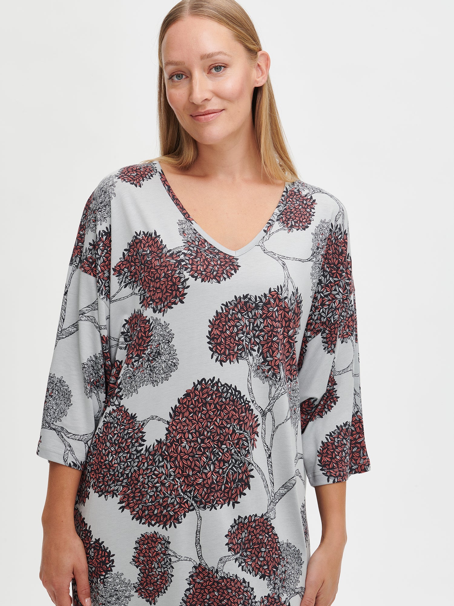 Nanso women’s charming grey Tuomi kaftan with a dropped shoulder line, from the front, worn by the model in a close-up image.