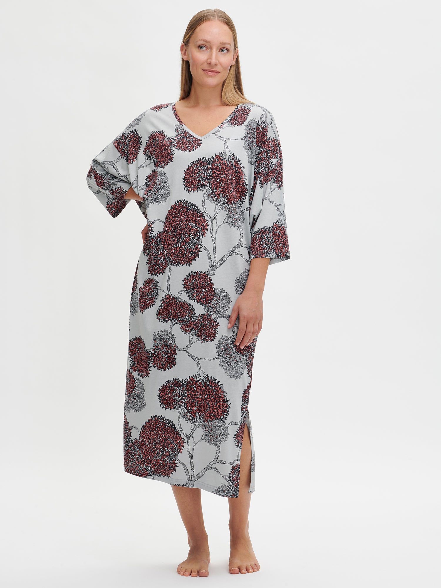 Nanso women’s charming grey Tuomi kaftan with a dropped shoulder line, from the front, worn by the model.