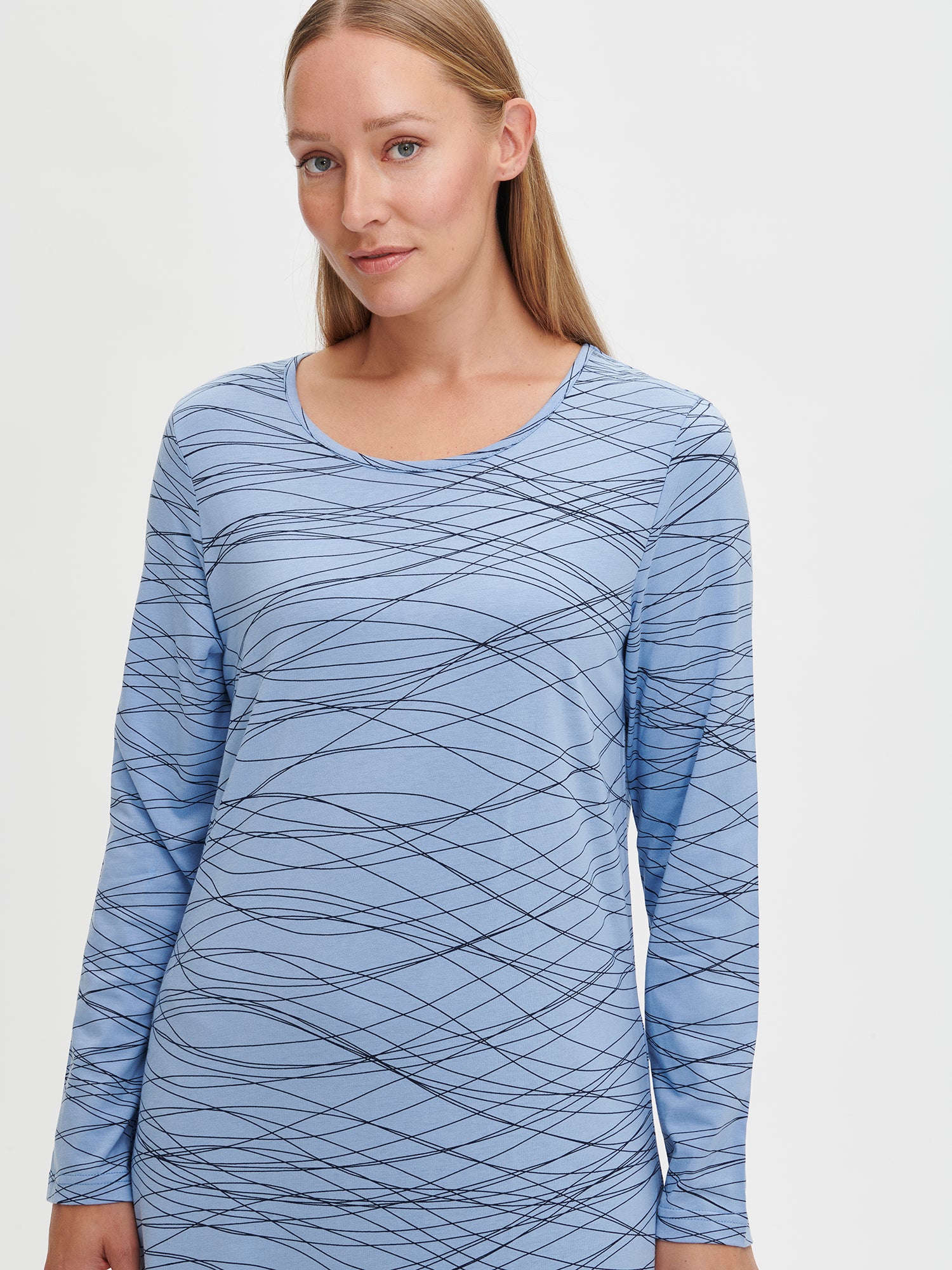 Nanso women's patterned light blue Lanka nightgown with long sleeves, close-up view on the model.