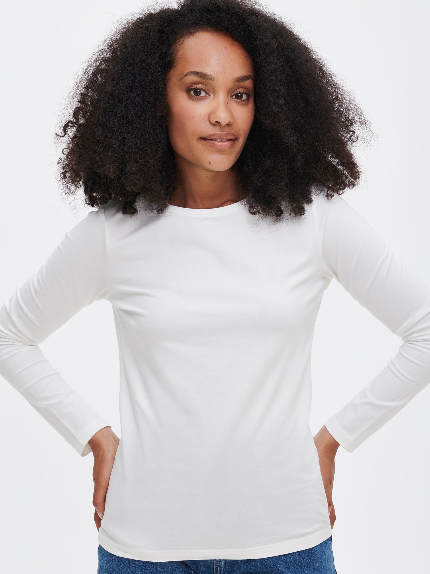 Nanso women's classic off white long-sleeved Basic shirt with a round neckline, close-up