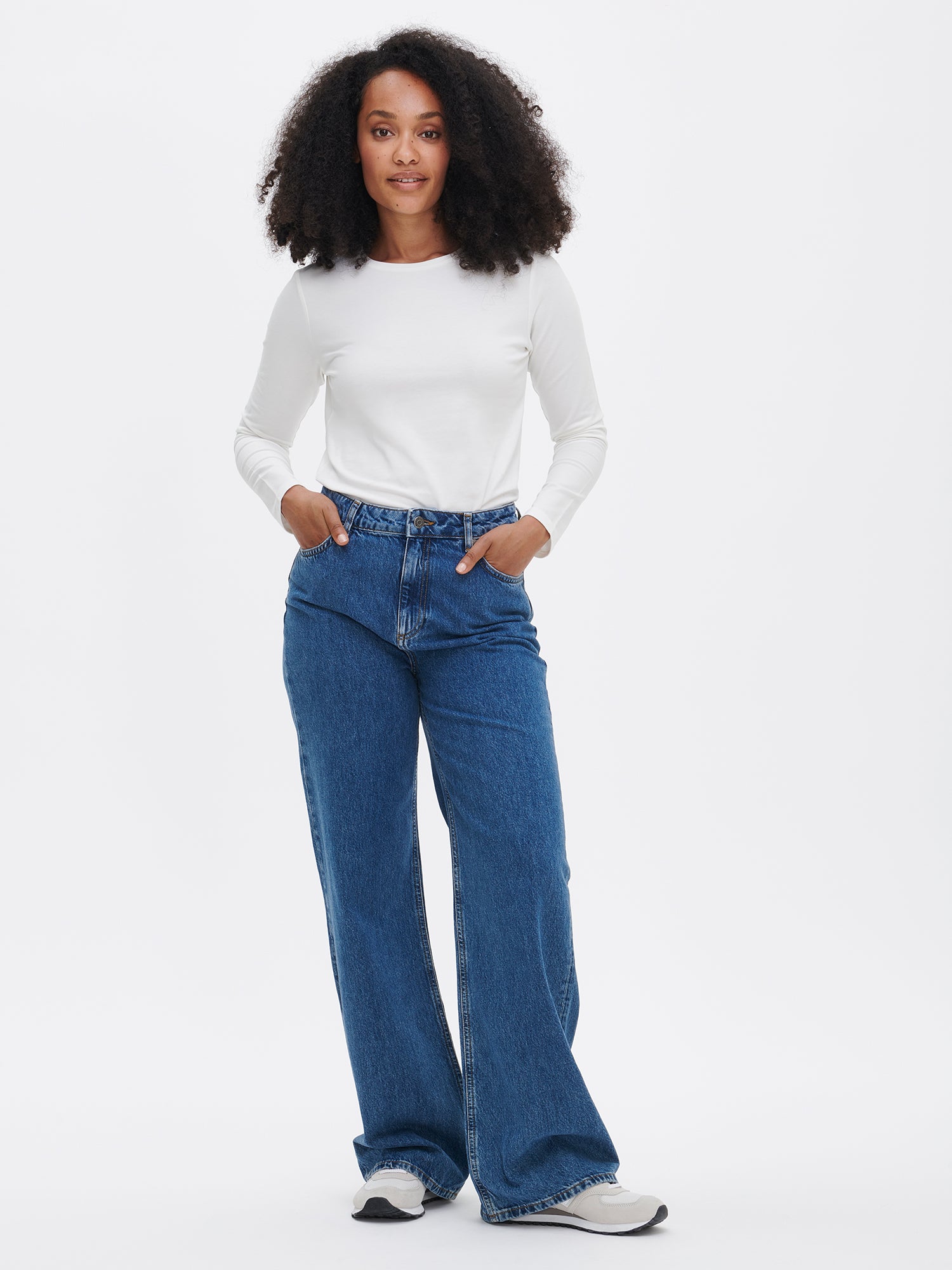 Nanso women's classic off white long-sleeved Basic shirt with a round neckline, front