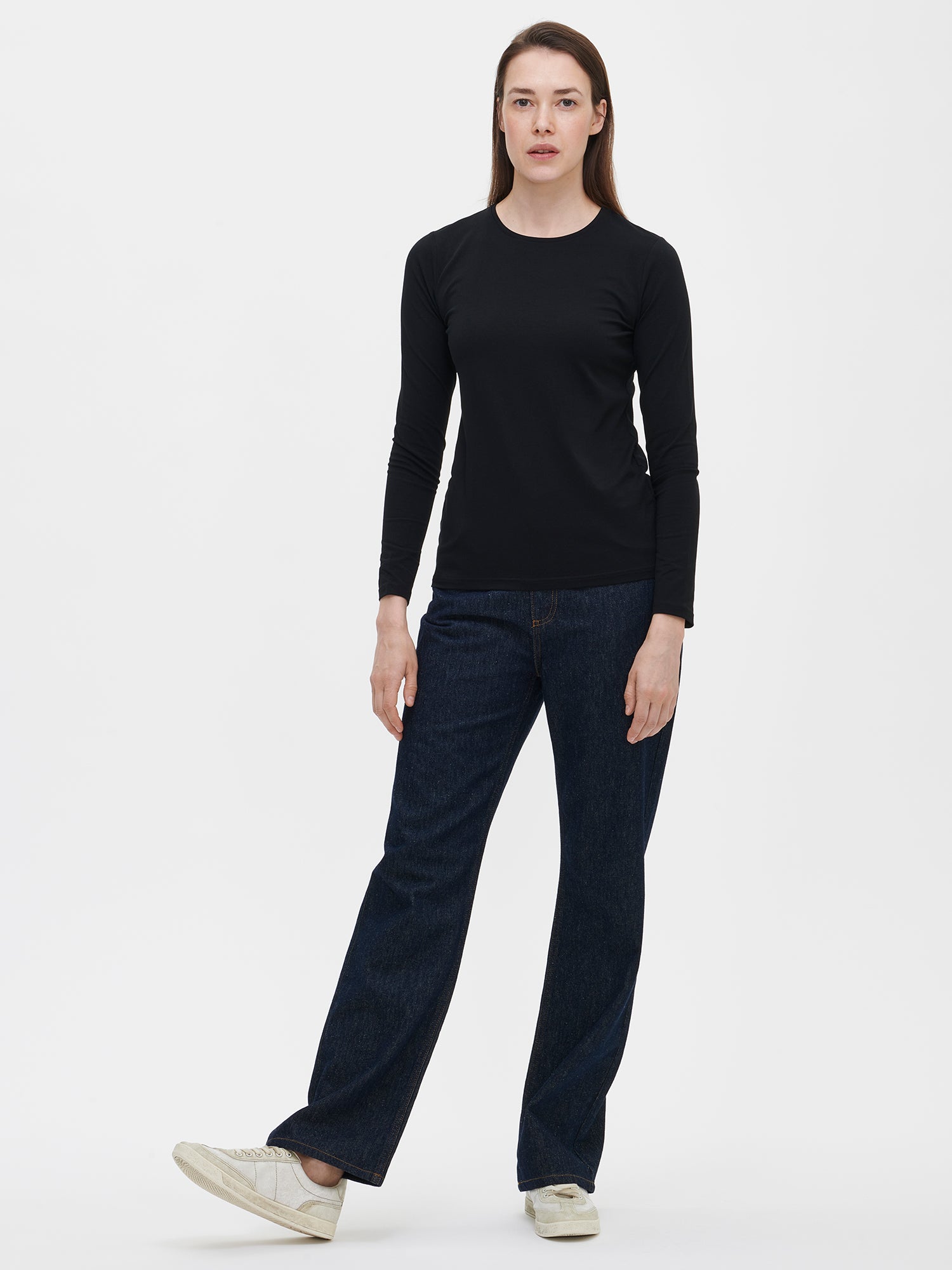 Nanso women's classic  black long-sleeved Basic shirt with a round neckline, front