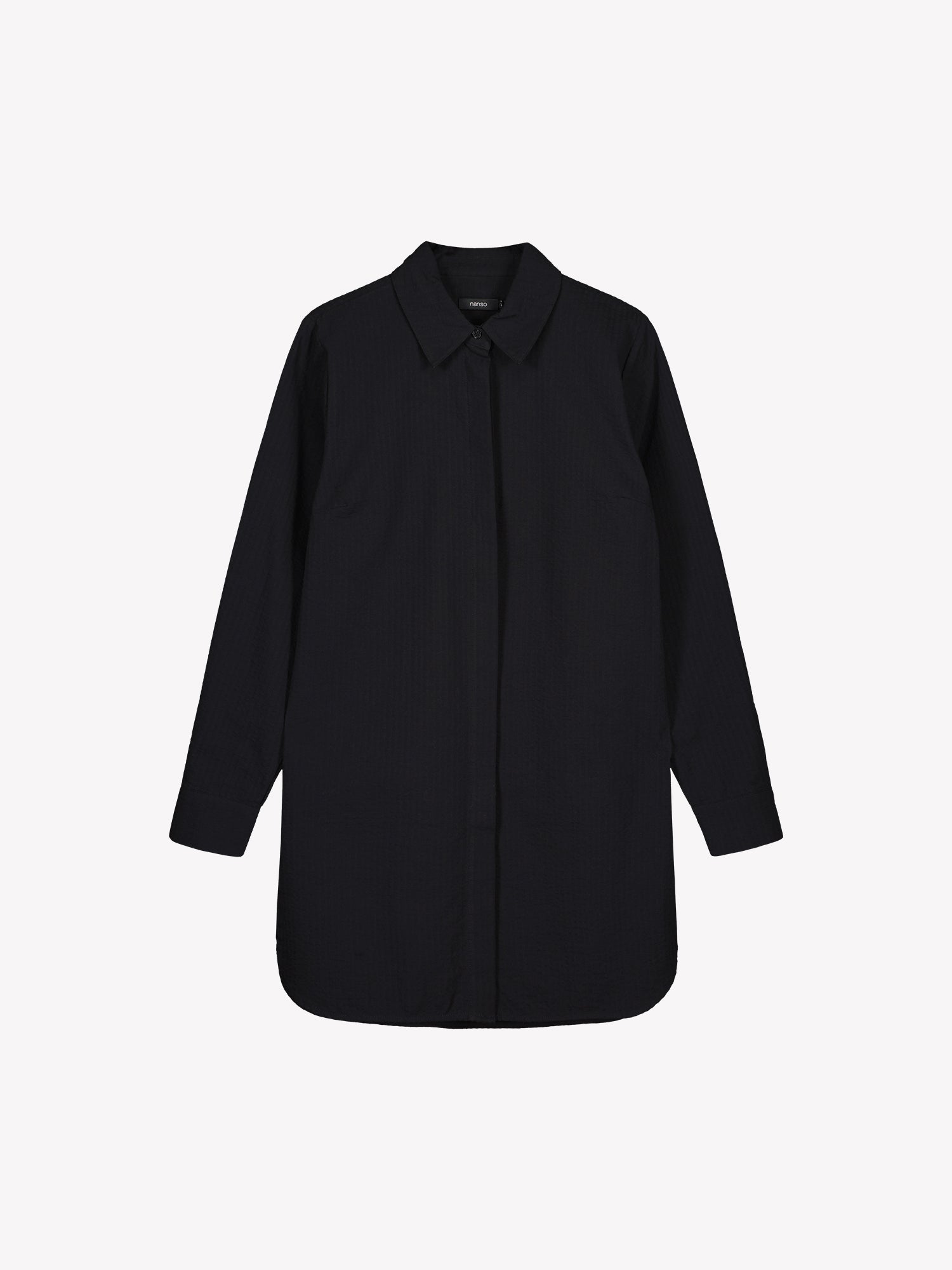 Nanso's versatile women's Justiinsa shirt in black 