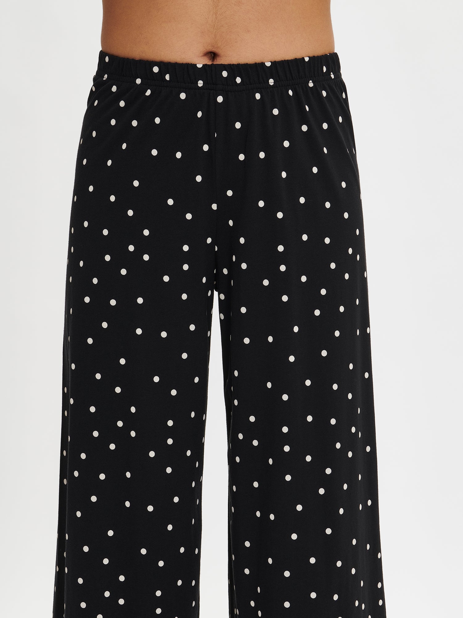 Nanson women's patterned black 7/8-length Pallo pants, made from high-quality, soft cotton-modal that feels pleasant against the skin and is easy to care for, worn by the model in a close-up view.