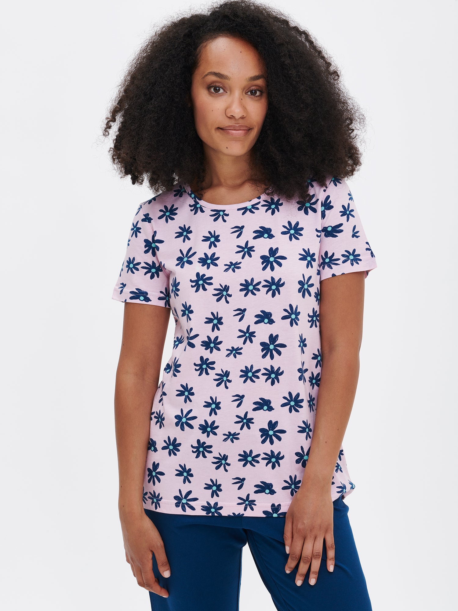Nanson women's patterned pink Marketta pajamas with short sleeves and solid-colored 3/4-length pants, worn by the model in a close-up front view.